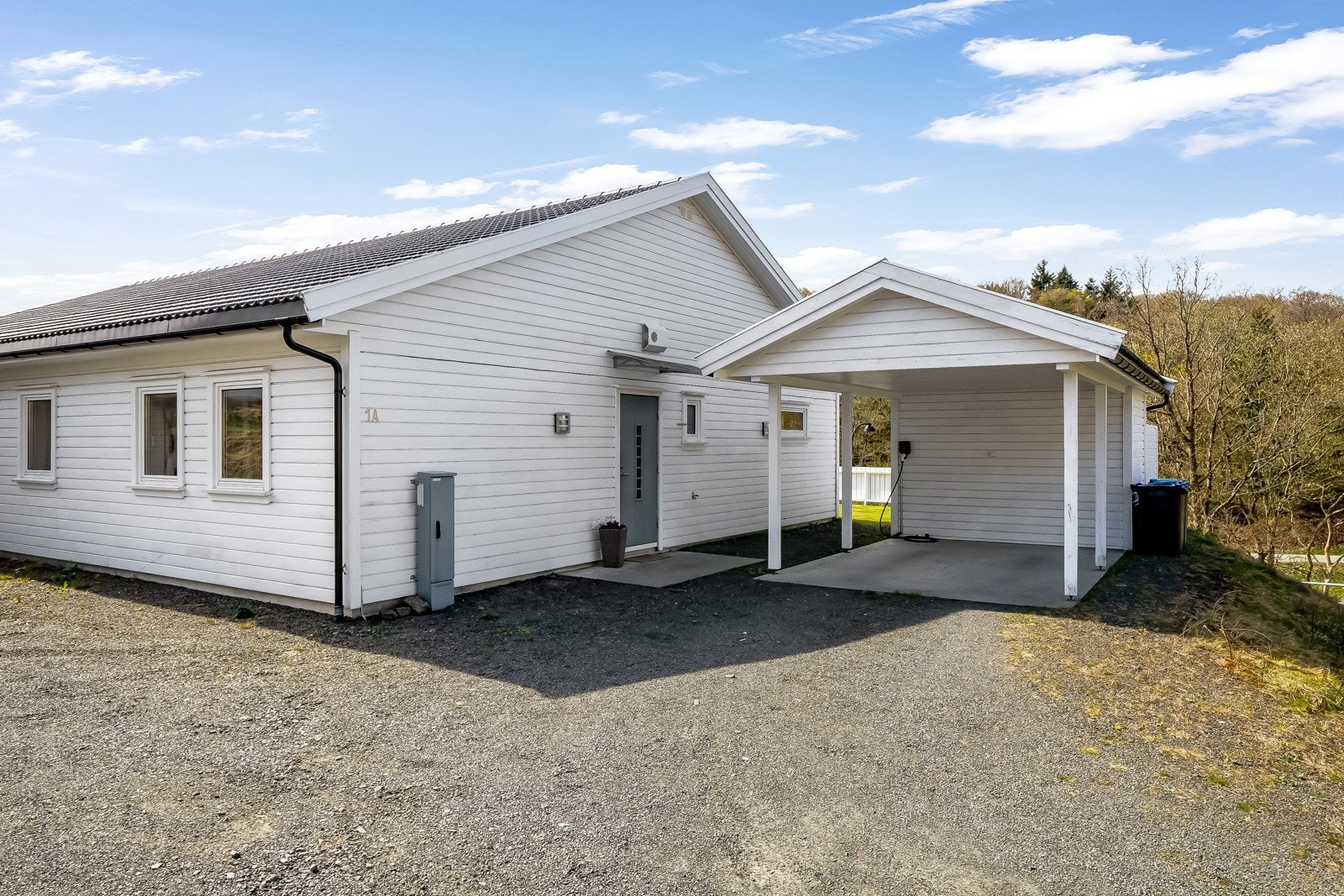 Godt med parkering på egen eiendom. Galleribilde