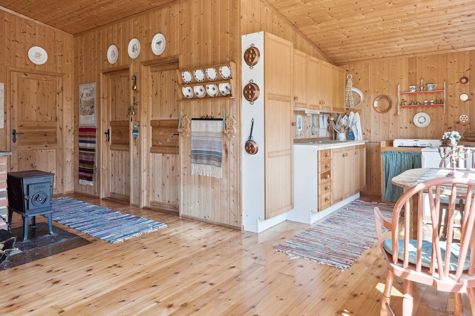 Kjøkken ligger i åpen løsning til stue. Galleribilde