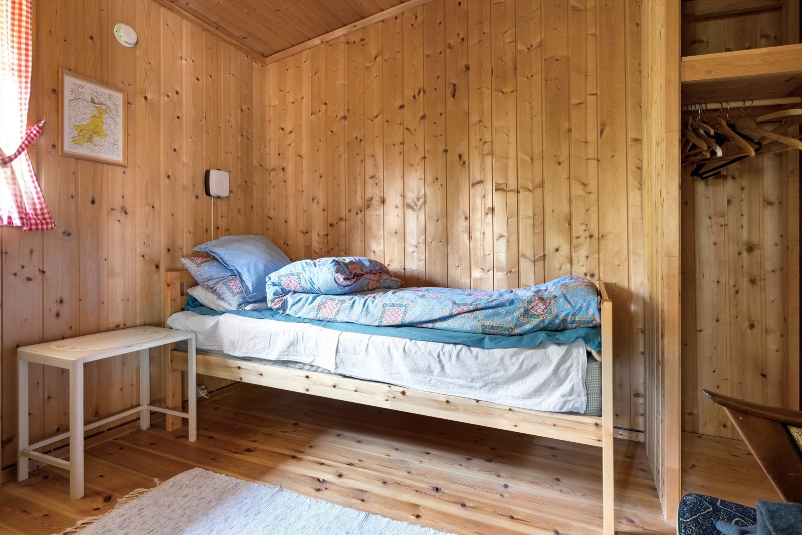 Hytta inneholder i alt 3 soverom som kan innredes med senger i ulike størrelser, ut ifra eget behov og ønske. Galleribilde