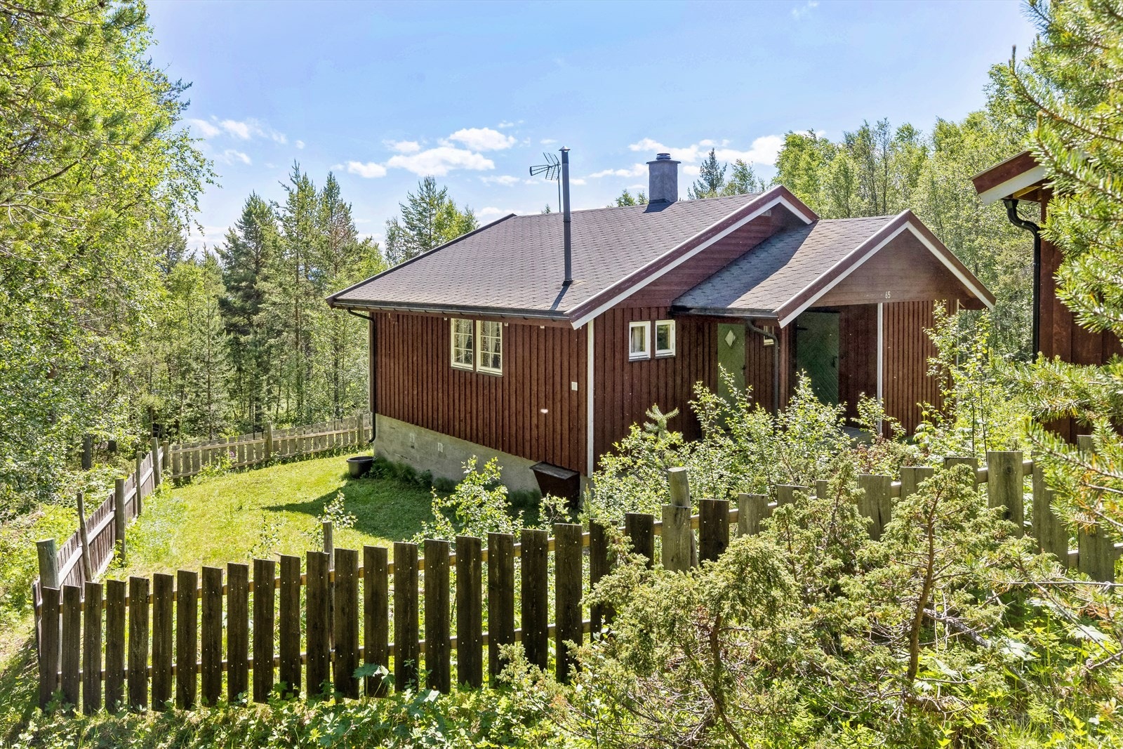 Ligger fint til på romslig tomt, i et rolig område med spredt hyttebebyggelse som nærmeste naboer. Fra eiendommen har man nærhet til flere fine turstier og løypetrase, og er et like fint utgangspunkt for turer både sommer og vinter. Galleribilde