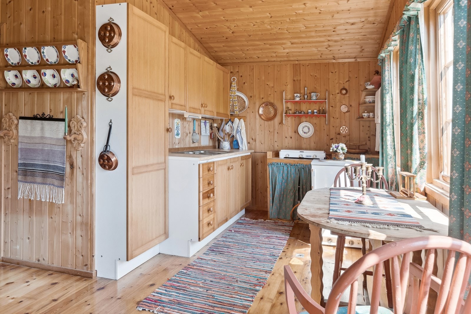 Kjøkkeninnredning med profilerte fronter og benkeplate av laminat med nedfelt oppvaskkum. Galleribilde