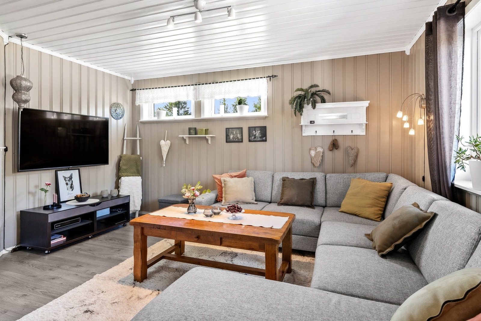 Lun og fin sone for sofagruppe med TV-krok Galleribilde