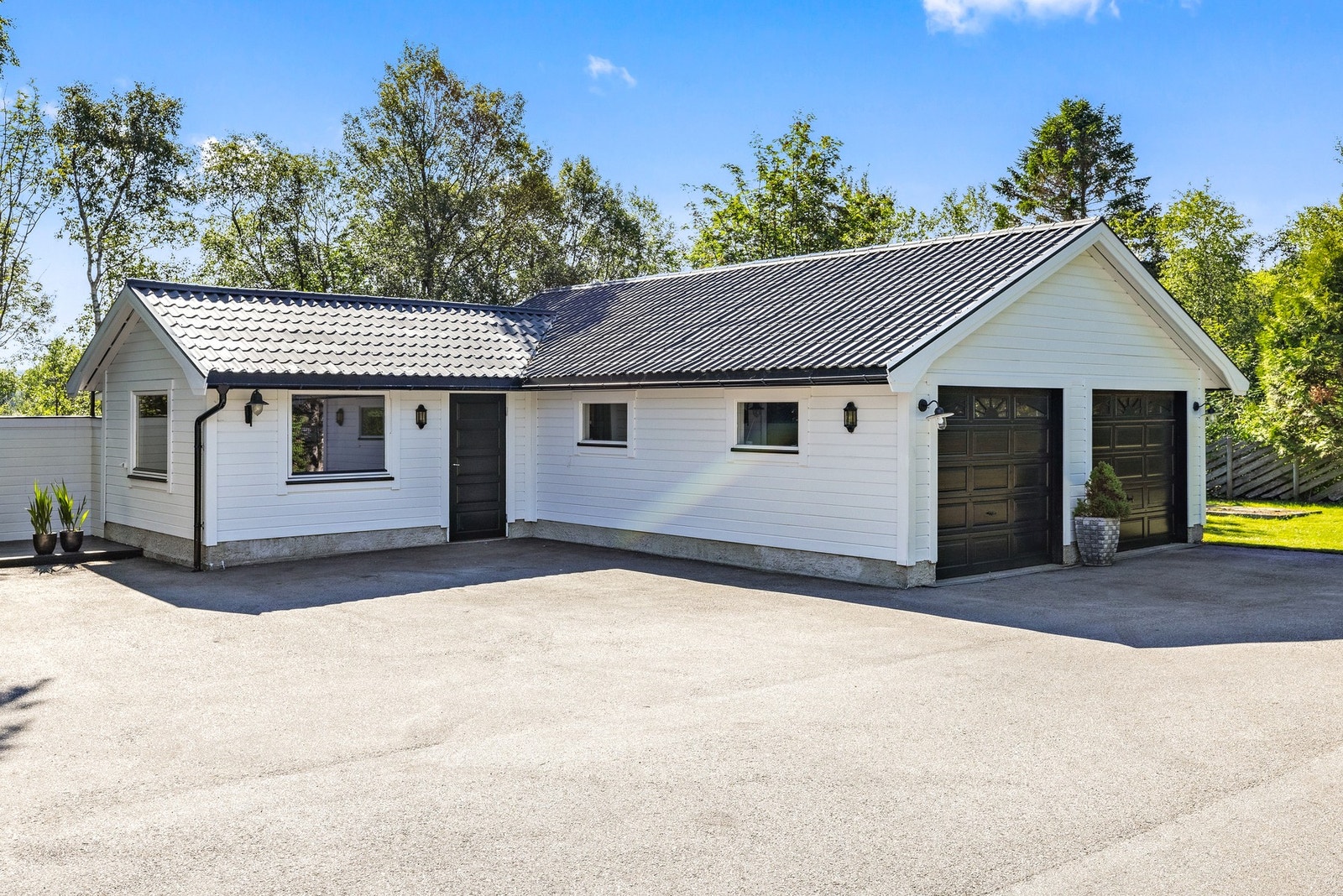 Romslig garasjebygning oppført i 2001 Galleribilde