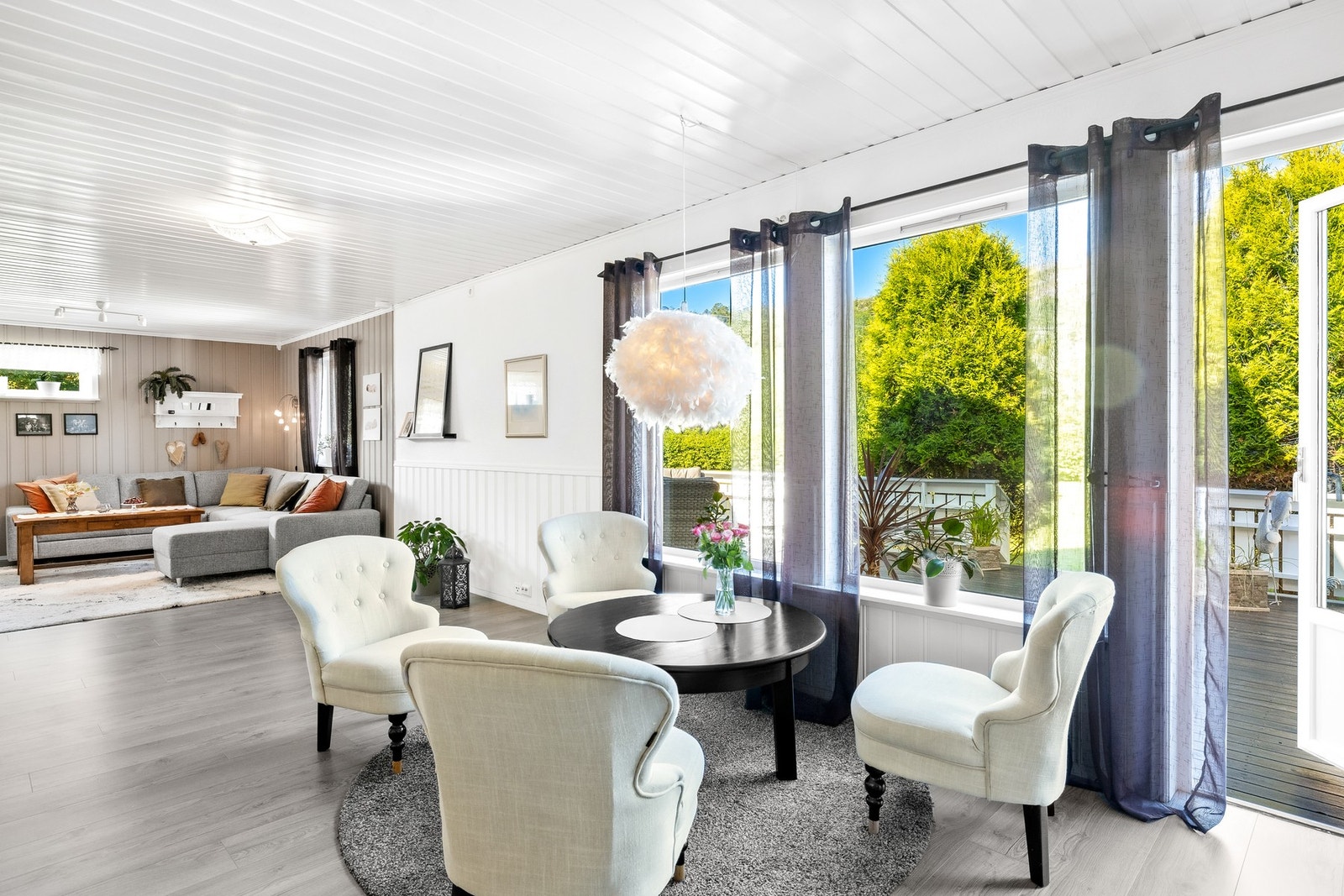 Fra stuen er det tilkomst til koselig terrasse Galleribilde