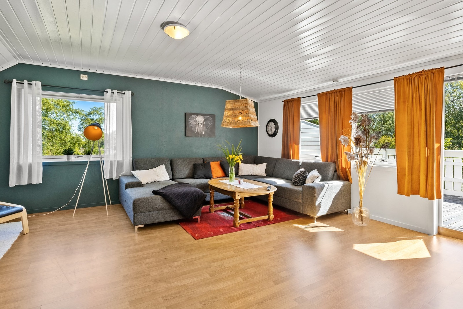 Familievennlig løsning med romslig loftstue. Adkomst til takterrasse Galleribilde