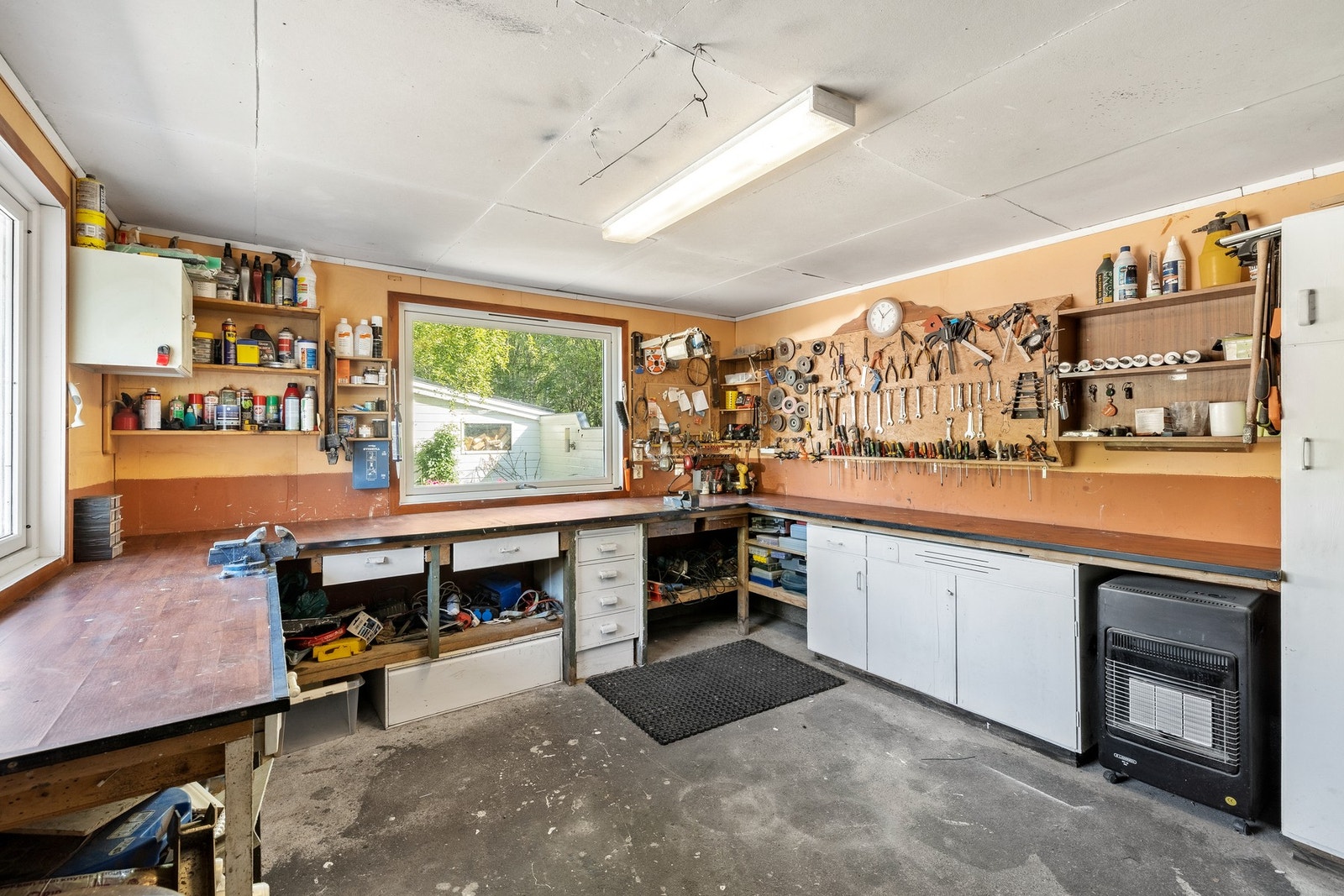 Garasje med god arbeidsplass Galleribilde
