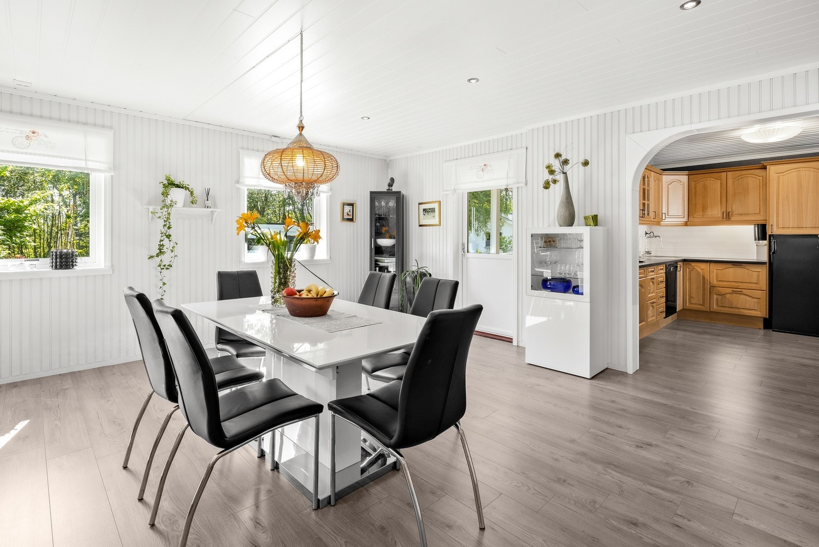 God plass for spisegruppe Galleribilde