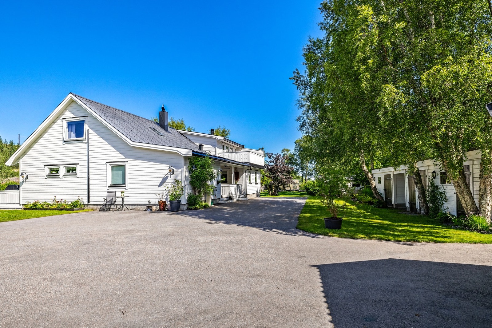 Asfaltert gårdsplass med gode parkeringsmuligheter Galleribilde