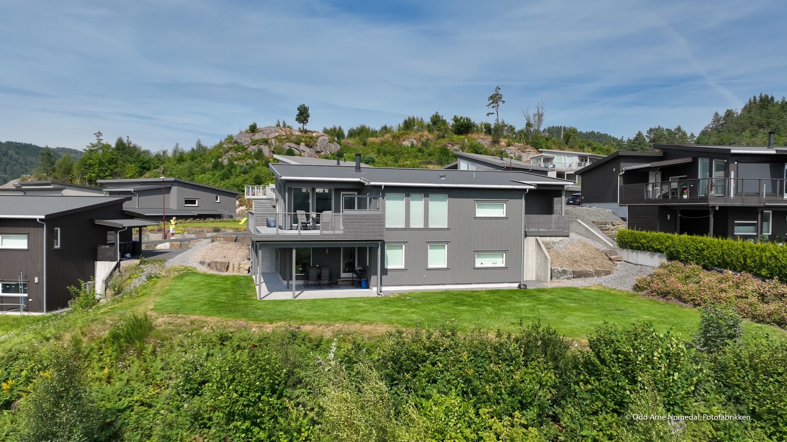 Flott enebolig med to plan Galleribilde