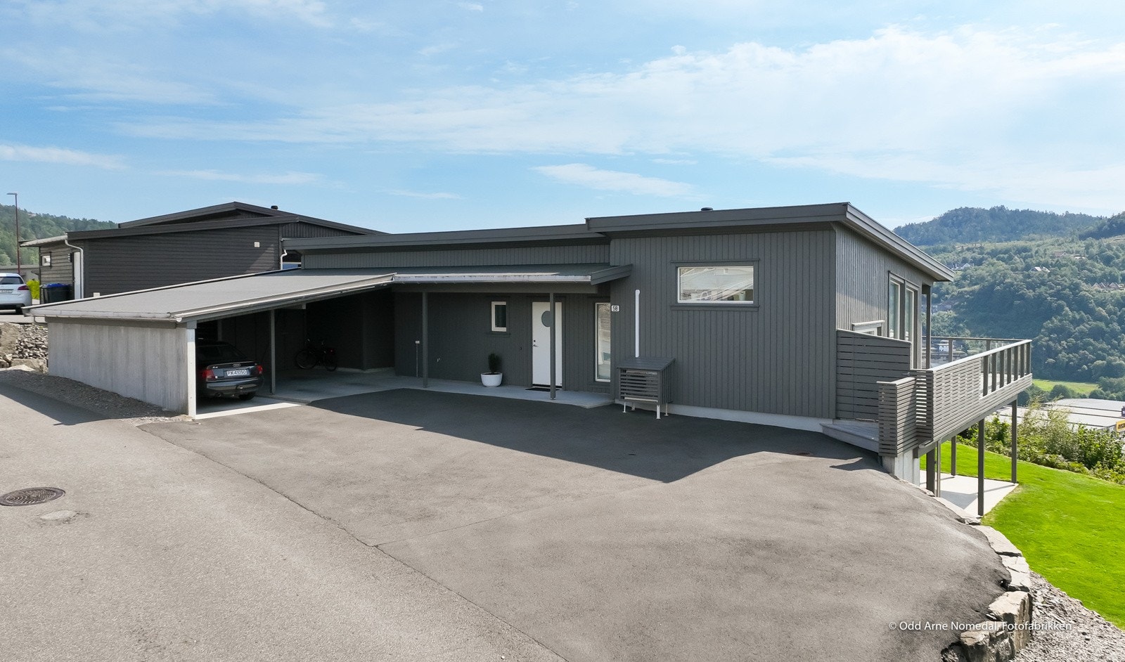 Dobbel carport og utebod, inngangsparti Galleribilde