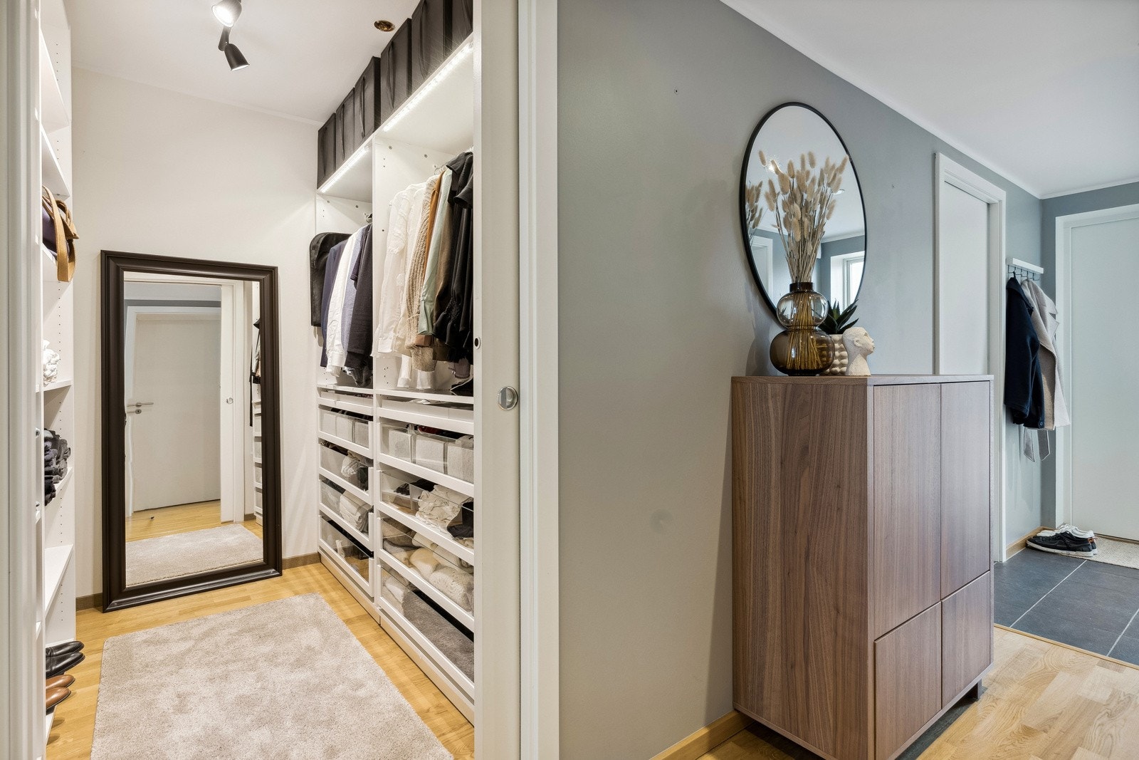 Leiligheten har et stor walk-in closet. De gode oppbevaringsmulighetene gi leiligheten en arealeffektiv løsning. Galleribilde