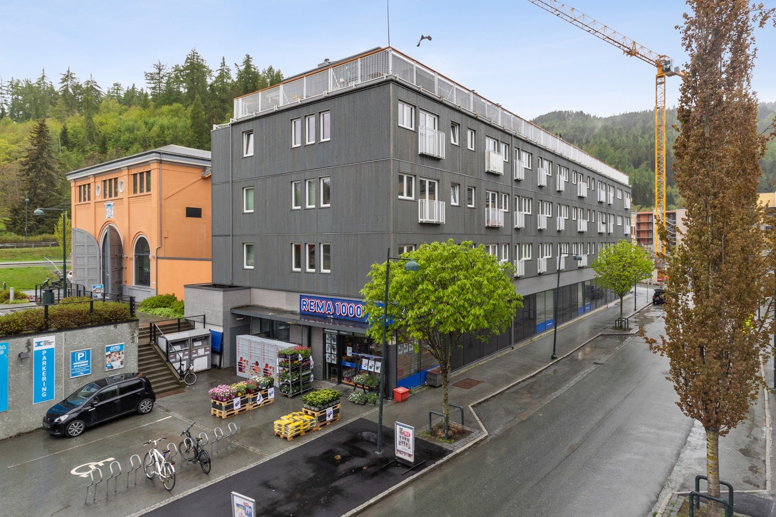 Ilsvika har bl.a. to dagligvarebutikker, to treningssenter, café m.m. Alt innen få minutters gange fra leiligheten. Galleribilde