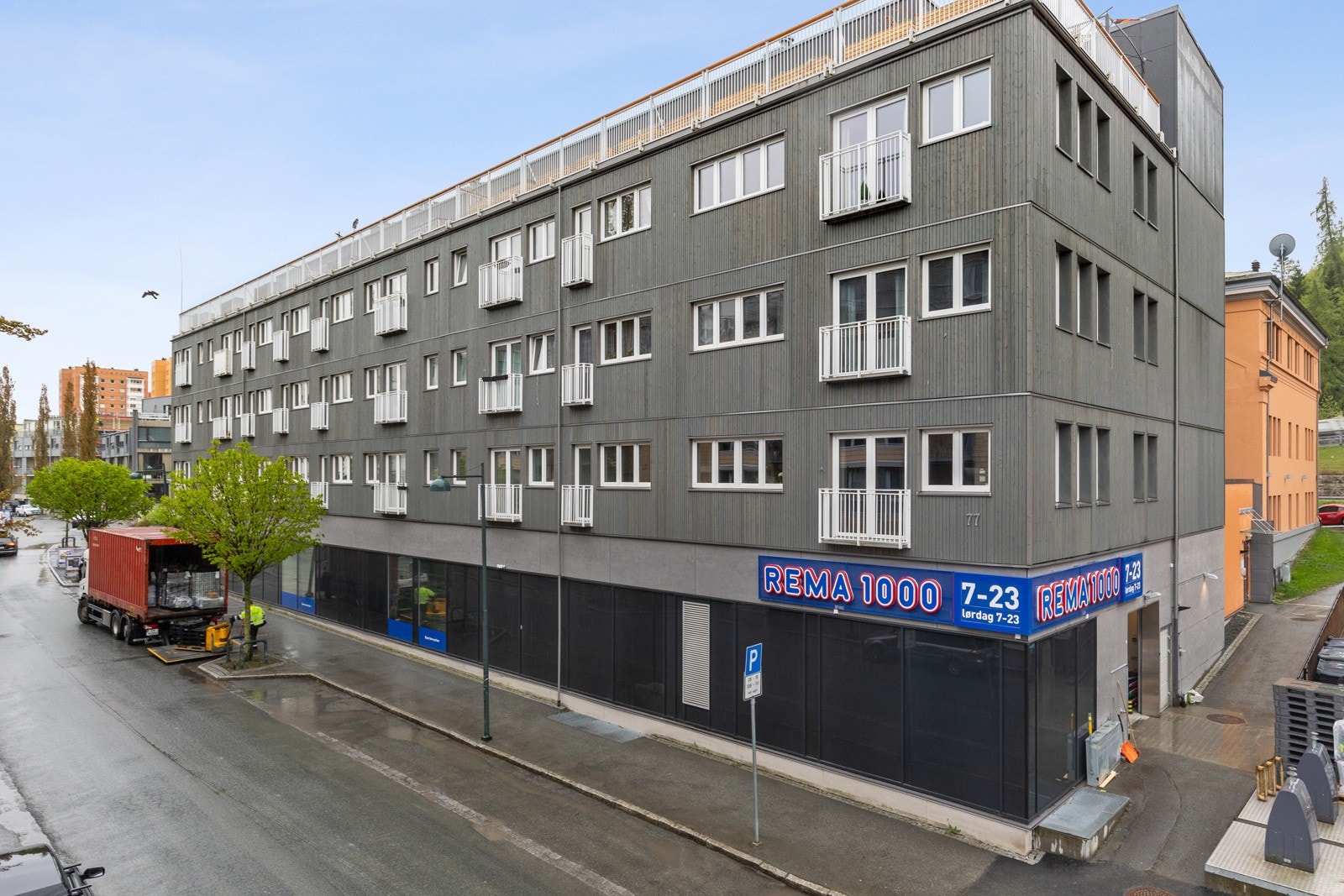 Leiligheten ligger i 4. etg. med heis og har kort gangavstand til både dagligvarebutikker, turstier og treningssenter. Galleribilde