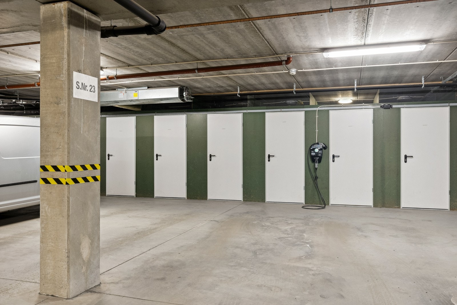 Leiligheten har en privat parkeringsplass med elbillader i en oppvarmet parkeringskjeller. Galleribilde