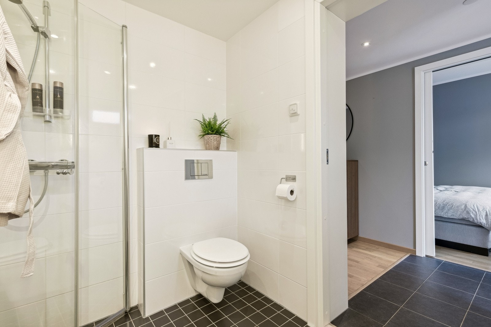 Fra gangen har man tilgang til leilighetens baderom. Badet på ca 5 kvm er innredet med fliser på både vegger og gulv. Galleribilde