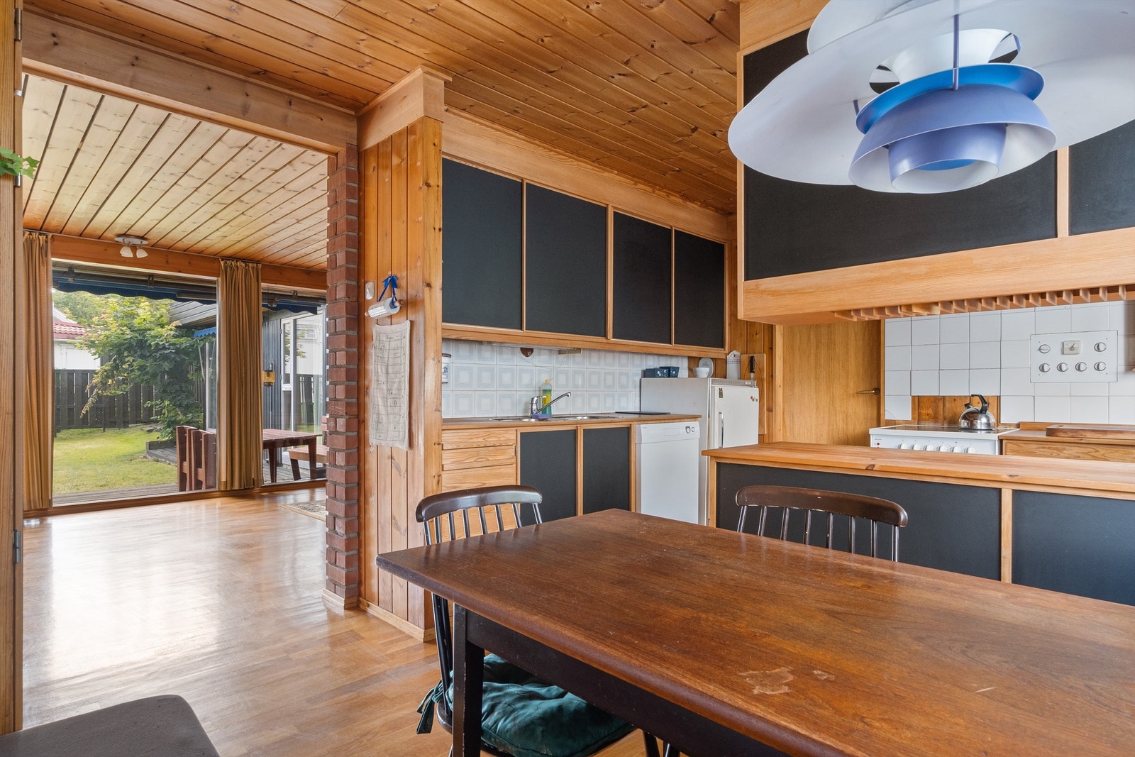 Kjøkkenet ligger vegg i vegg med spisestuen. Galleribilde