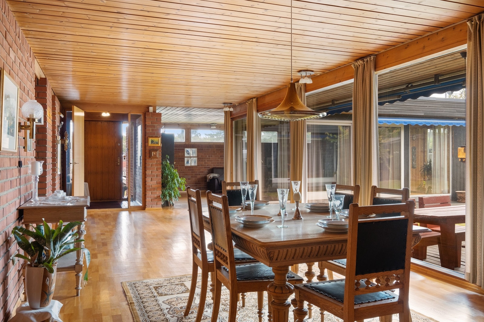 Rommet har gode vindusflater i flere himmelretninger som gir en god romfølelse og en hyggelig atmosfære. Galleribilde