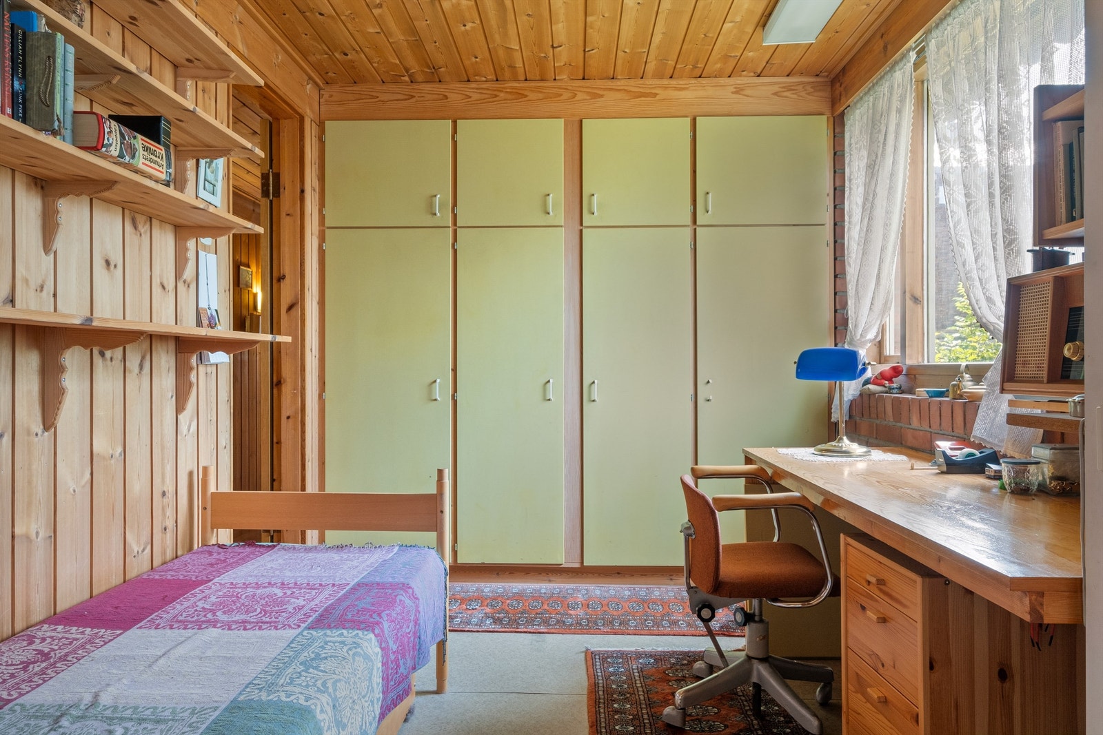 Plass for oppbevaring i garderobeskap. Galleribilde