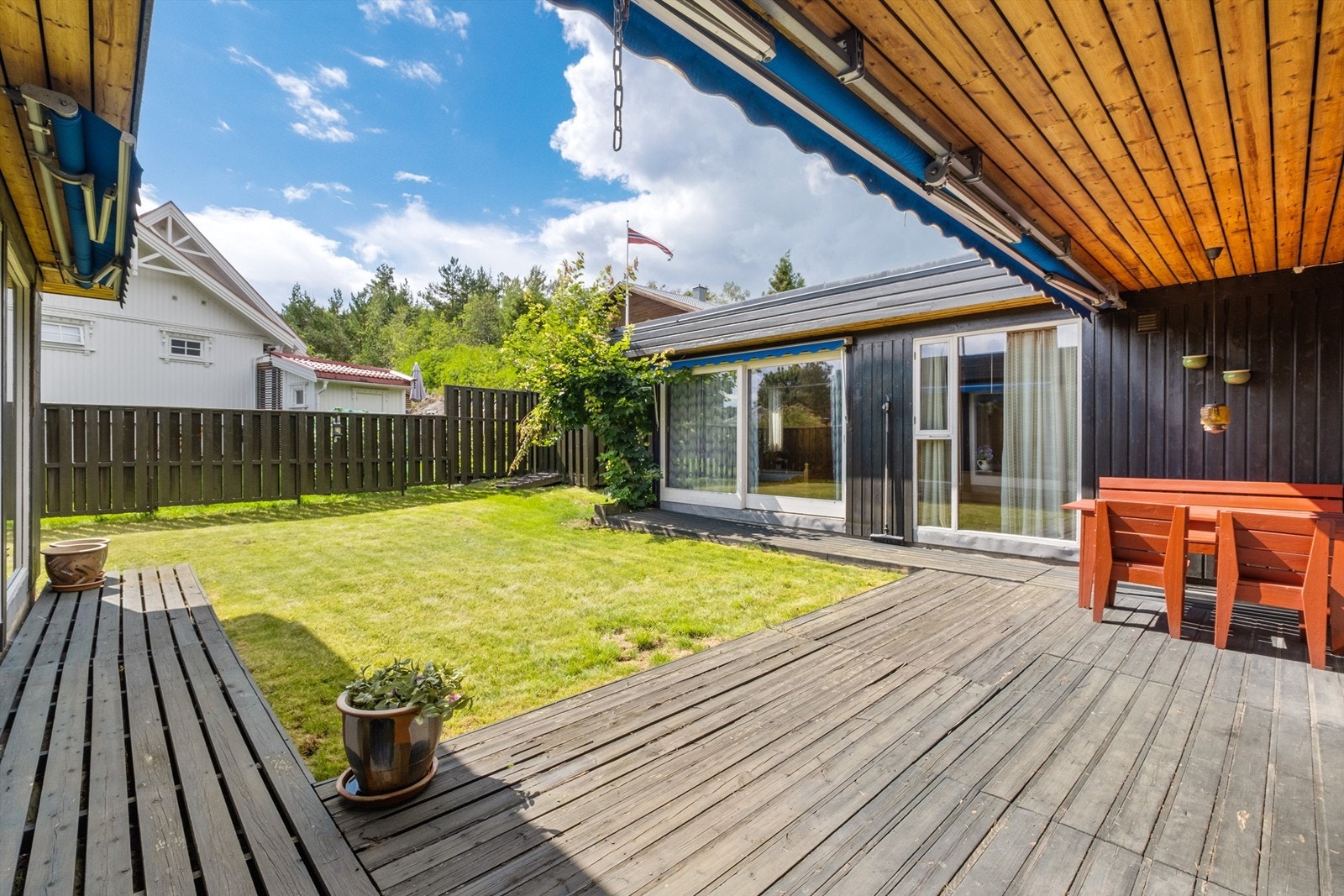 Terrassen er utstyrt med markiser og god plass for ulike møblement. Galleribilde