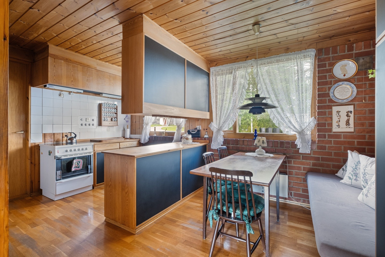 Kjøkkenet har fliser mellom benkeplate og overskap, og det er gode arbeidsflater for kokken. Galleribilde