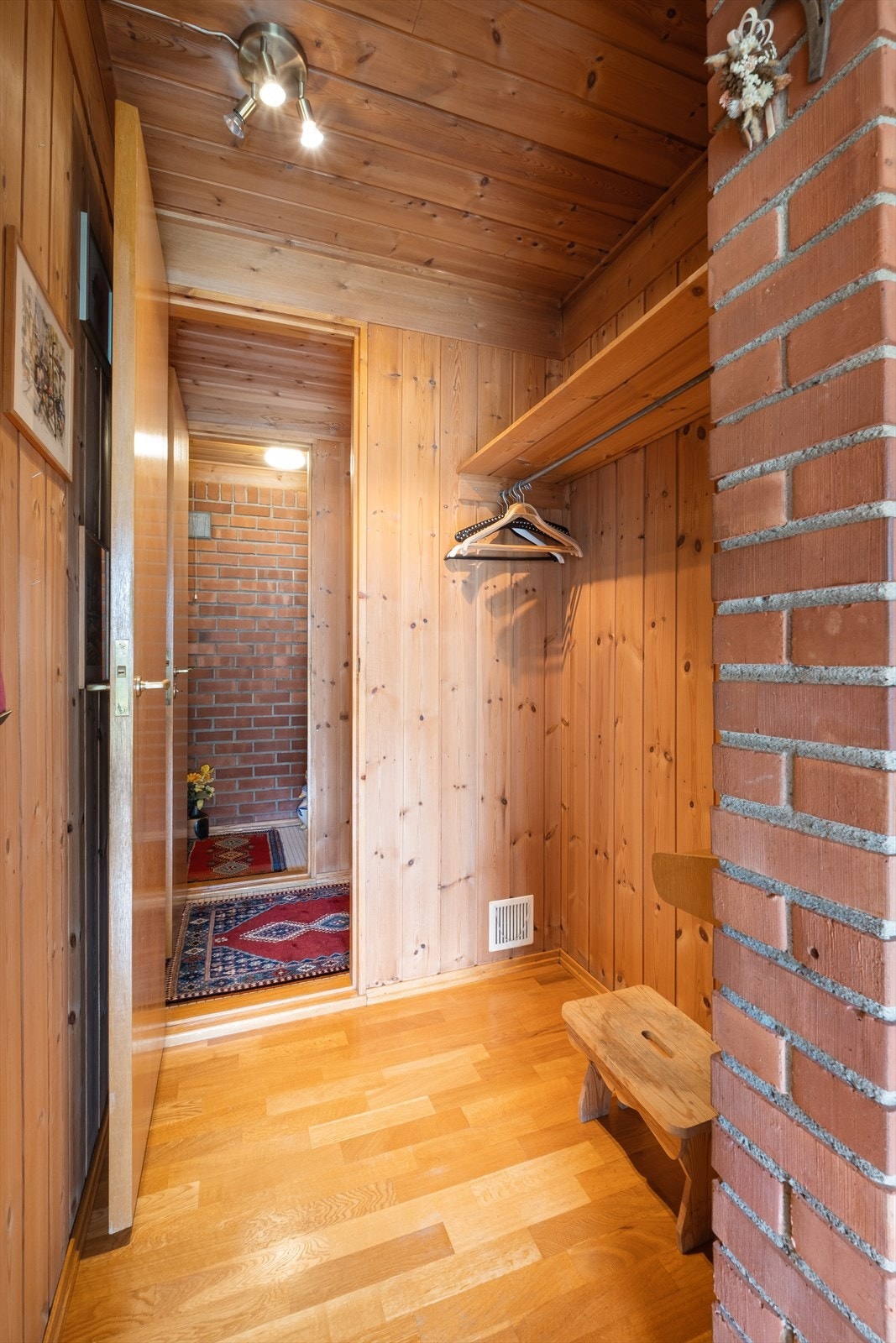 Garderobe med plass til å henge fra seg yttertøy og sette fra seg sko. Galleribilde