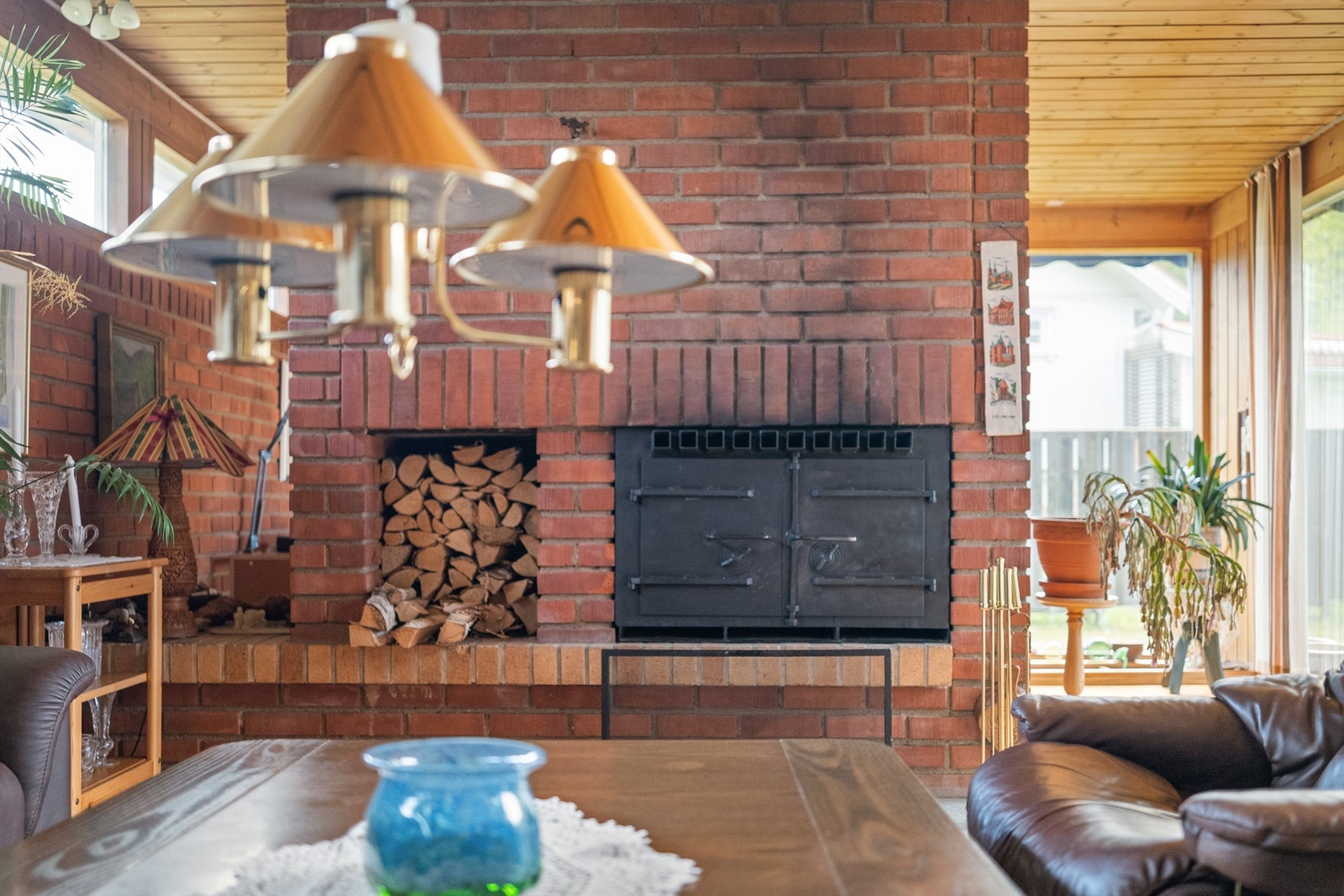 Stuen er utstyrt med en vedfyrt lukket peis som bidrar med ekstra varme og hygge på de litt kjøligere kveldene. Galleribilde