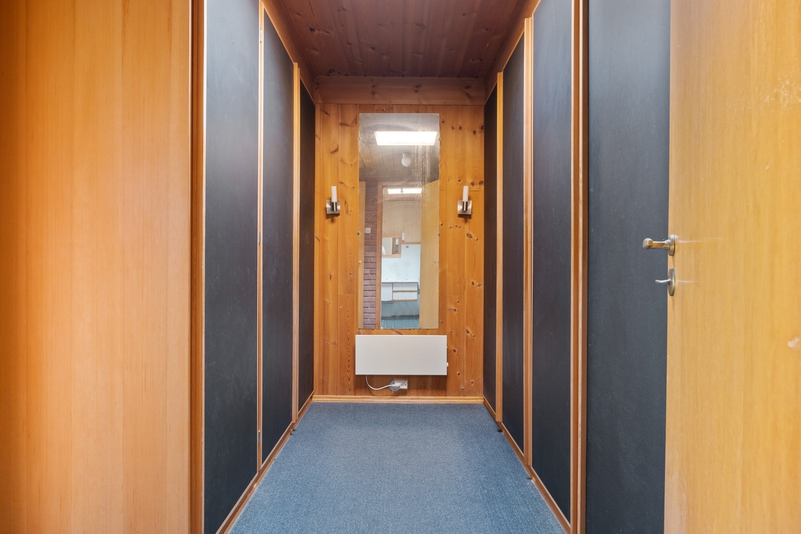 Garderobe i tilknytning til hovedsoverommet. Galleribilde