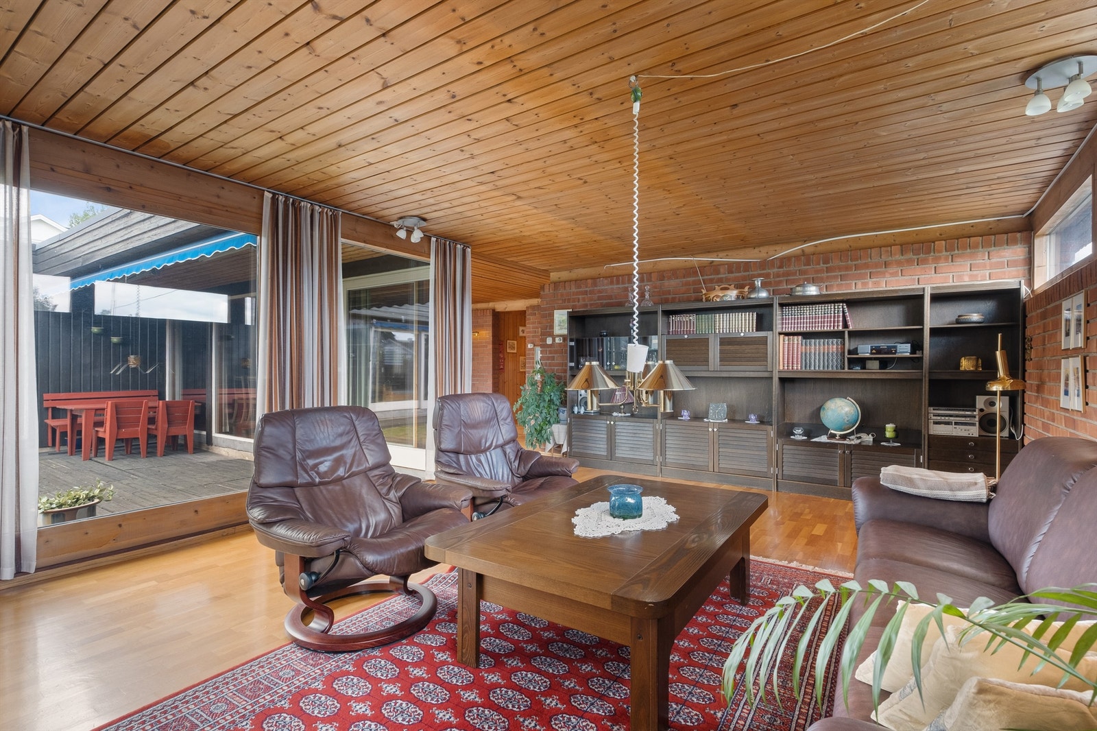 Fra stuen har du to utganger gjennom en skyvedører til en sørvendt terrasse. Galleribilde