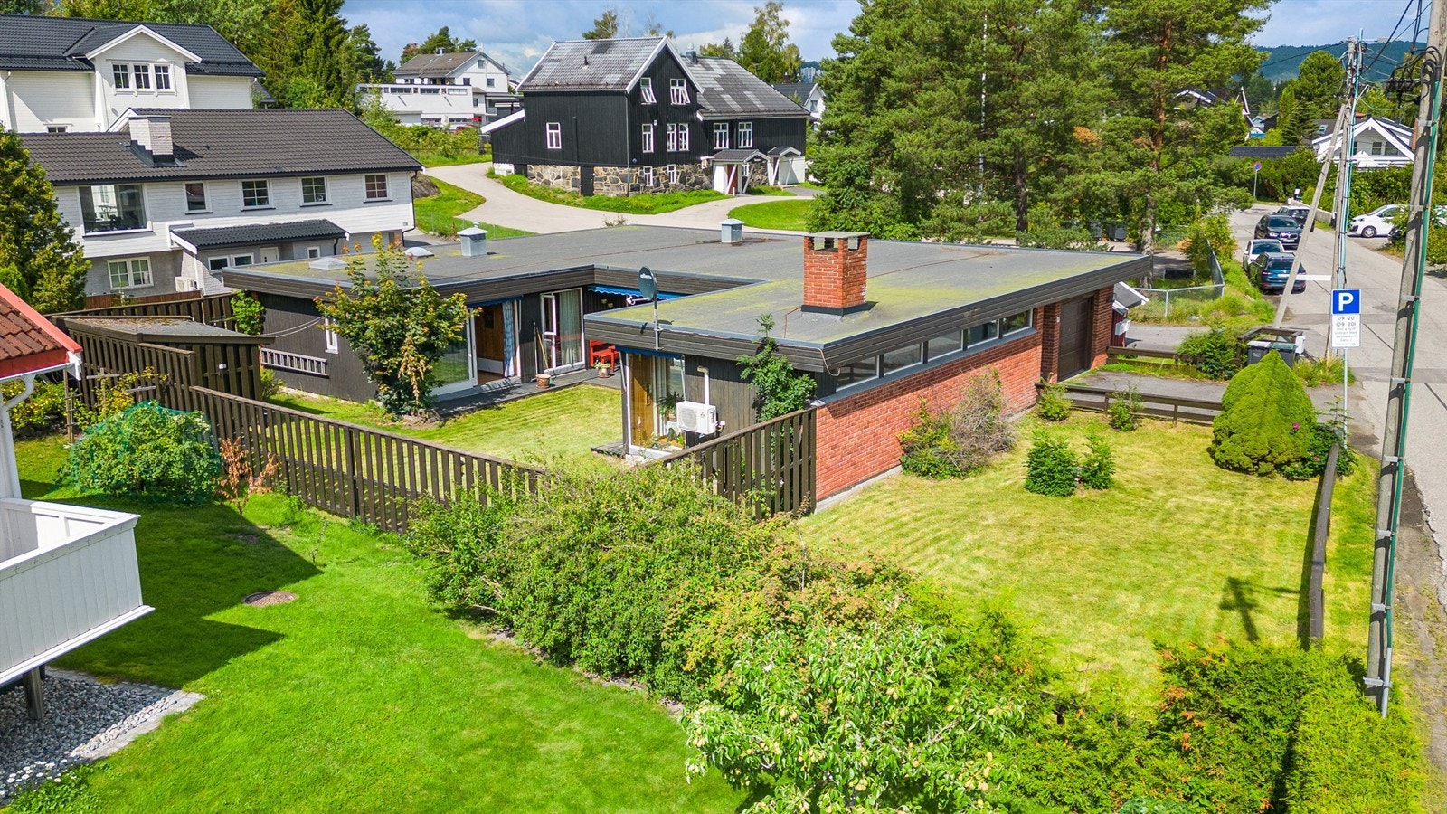 Beliggenheten er populær og barnevennlig, med gangavstand til Høybråten skole, barnehager, offentlig transport med tog og buss, samt dagligvarehandel i nærområdet. Galleribilde