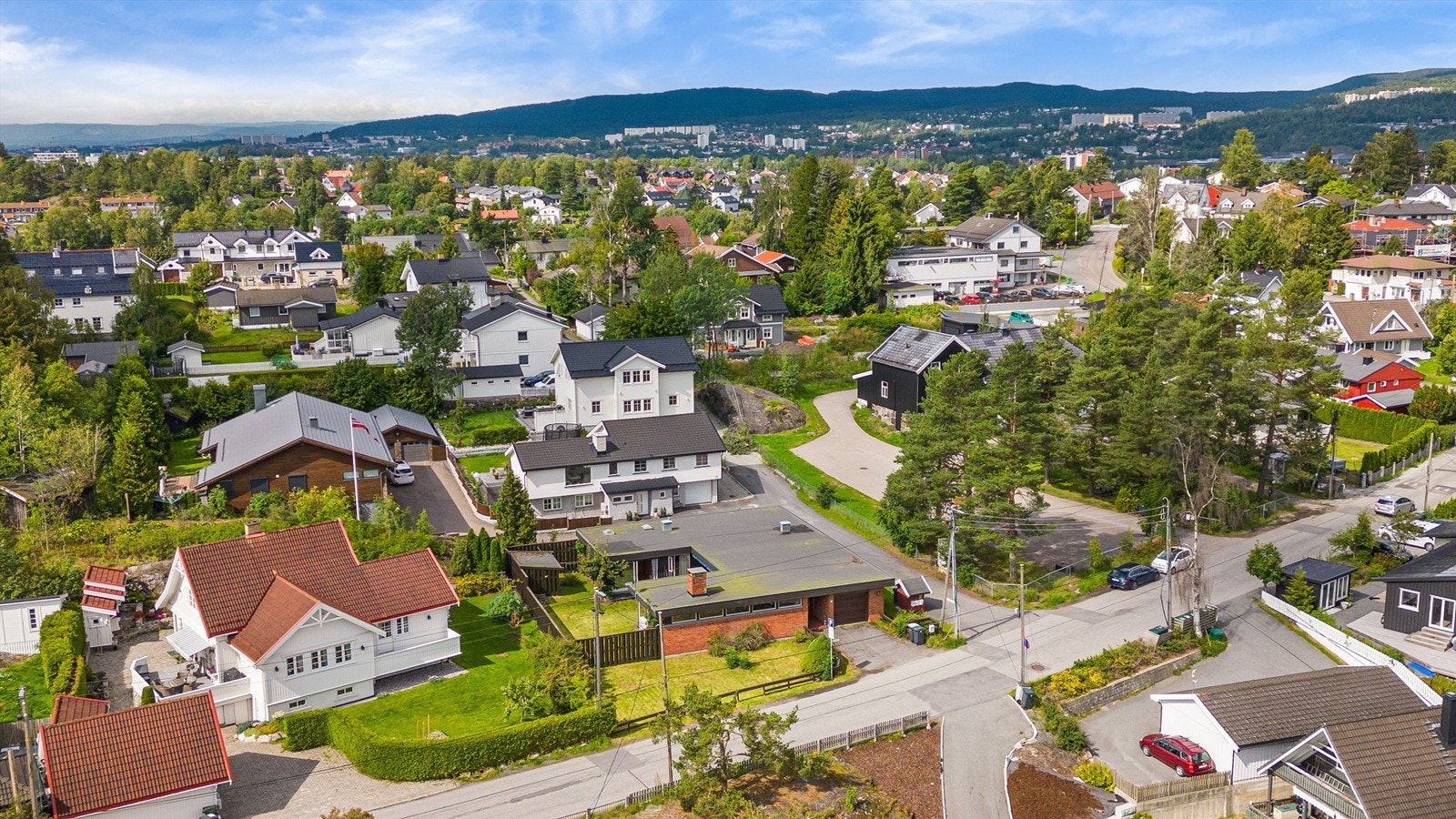 Boligen er spennende både i utforming og potensiale, med praktisk planløsning og god størrelse på de ulike rom. Galleribilde