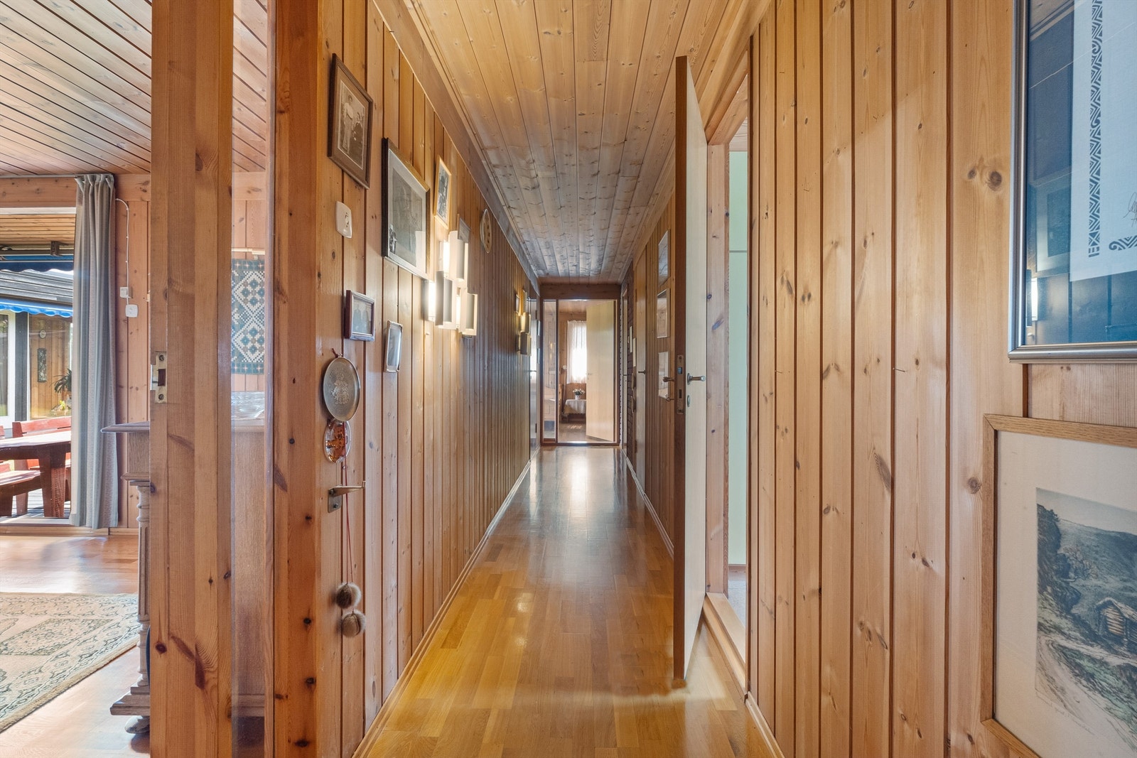 Gangen som knytter tre soverom og baderommet sammen. Galleribilde