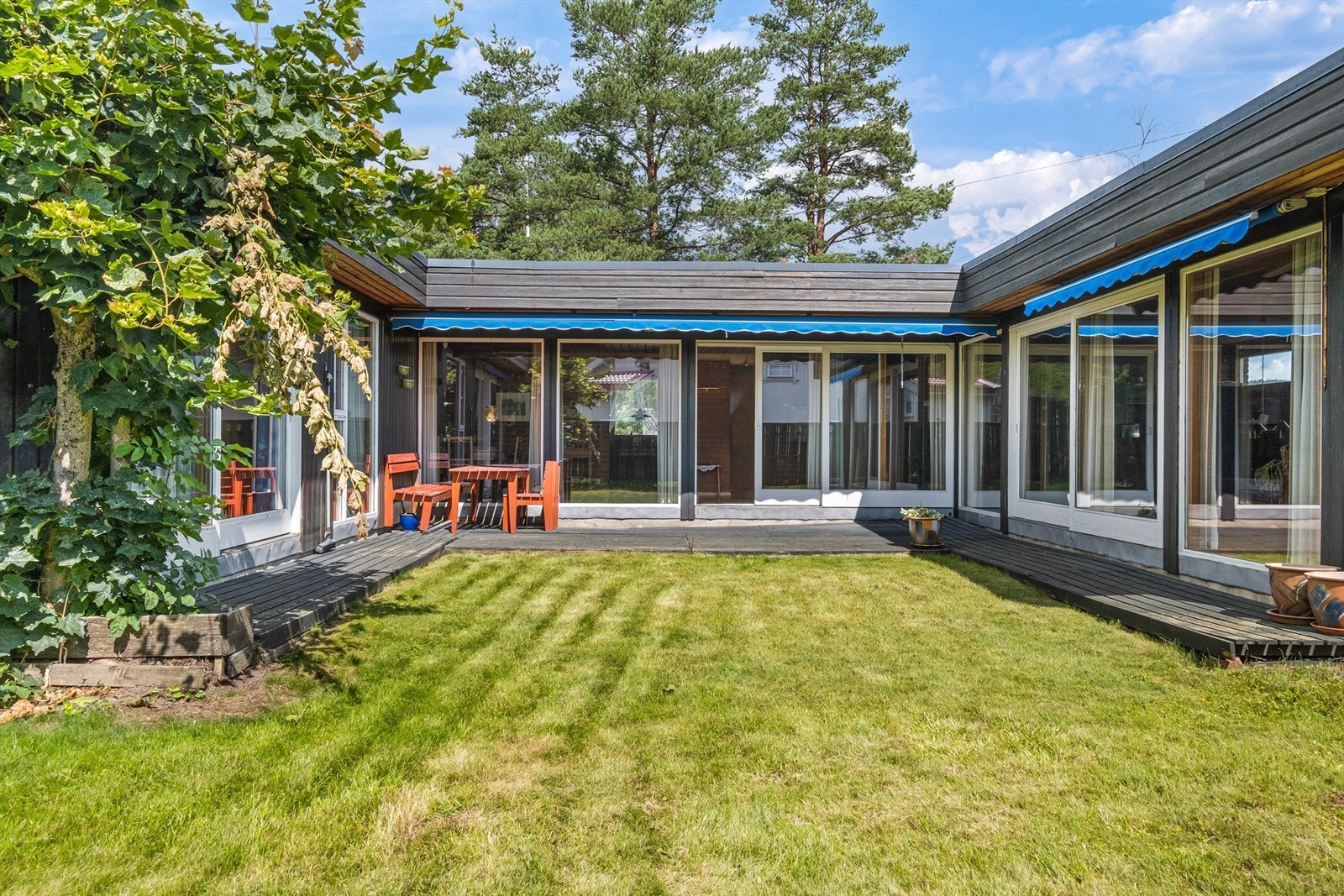 Velkommen til Vardeheimveien 9 - Et spennende atriumhus i funkisstil med meget gode vindusflater og store oppholdsrom. Oppussingsobjekt Galleribilde