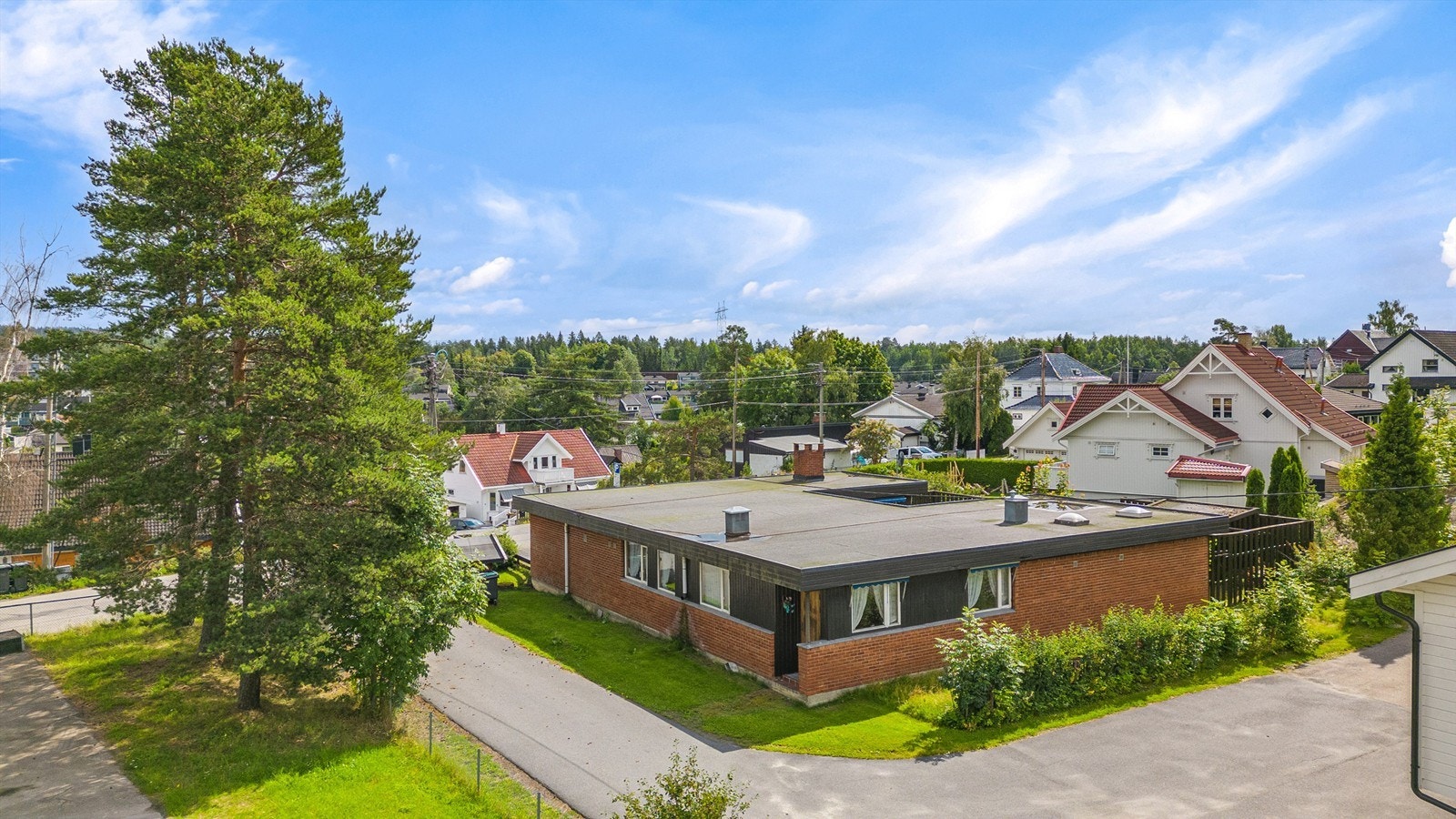 Området har kort vei til lekeplass, fotballbane og skøytebane, i tillegg til flere tur- og løypealternativer som vil ta deg innover i Lillomarka og Østmarka. Galleribilde