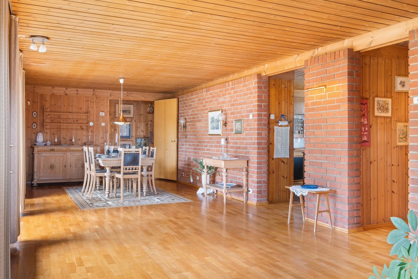 Når vi kommer gjennom entréen møtes vi av en hyggelig om romslig spisestue. Galleribilde