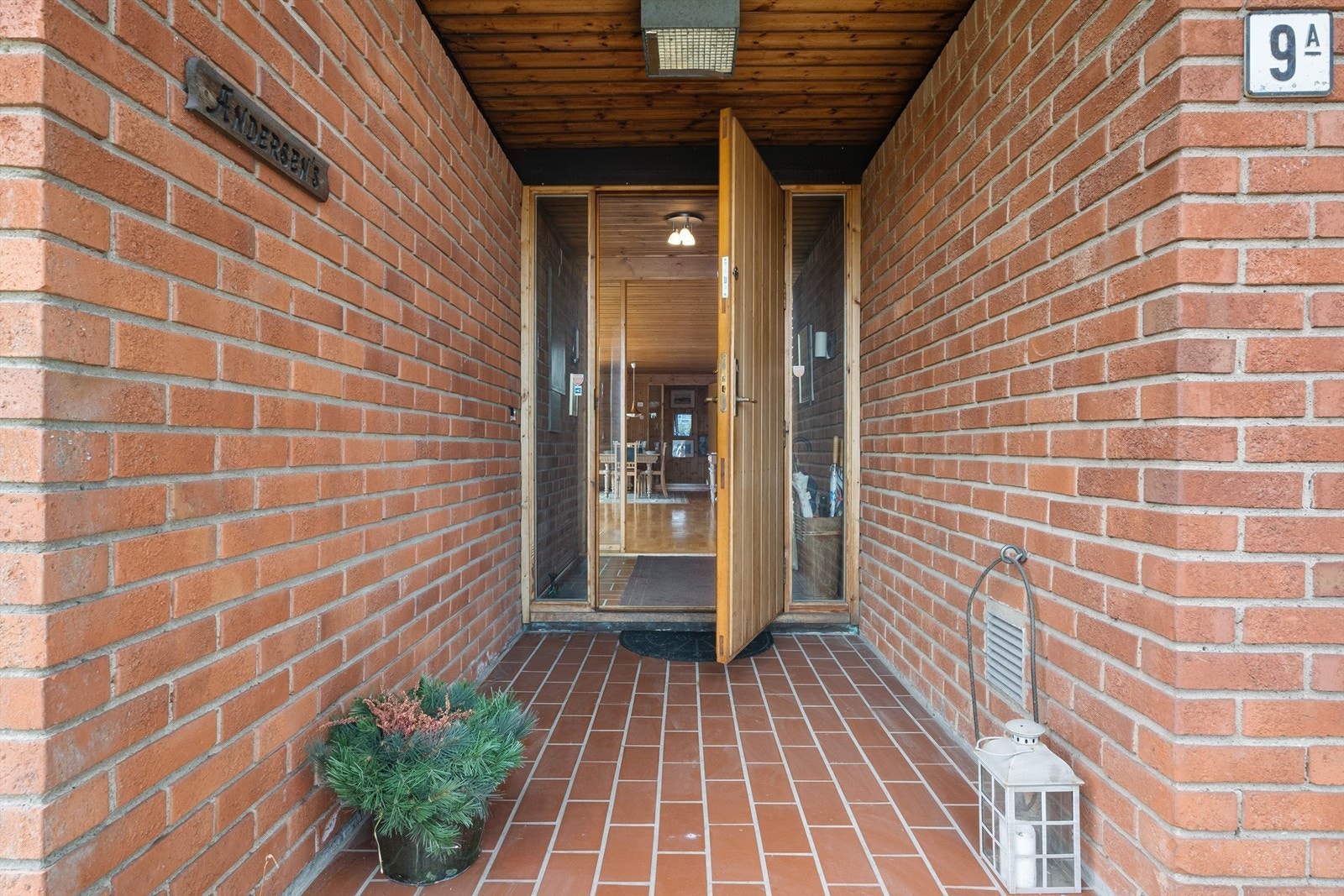 Når du kommer inn inngangsdøren blir du møtt av en flislagt entrè med plass til å ta i mot gjester. Galleribilde