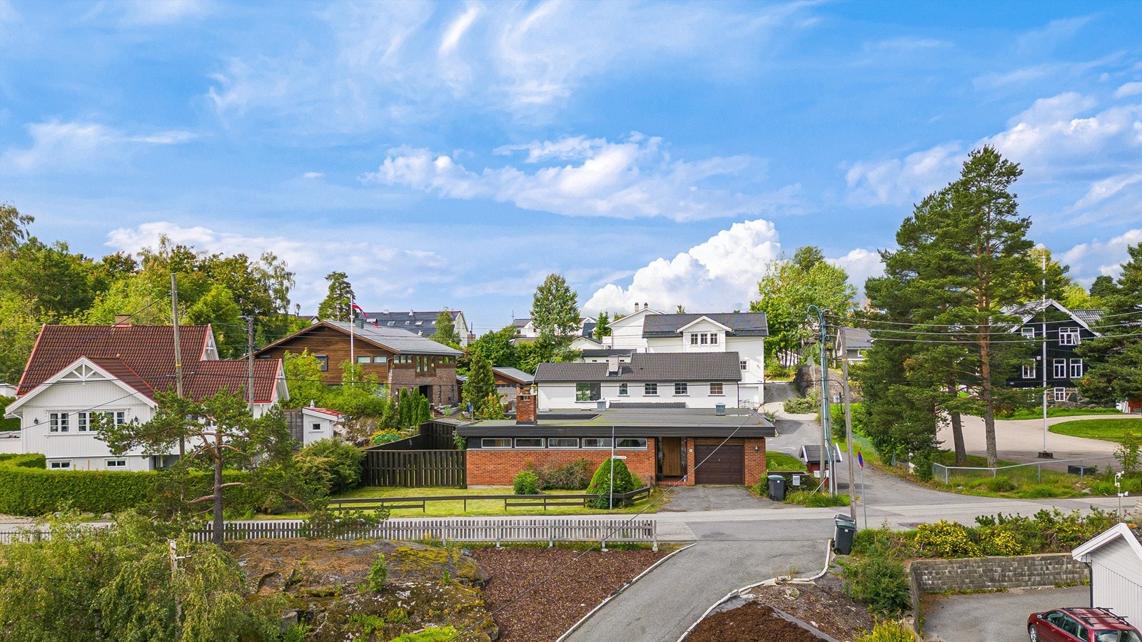 Eiendommen er et oppussingsobjekt med behov for oppgradering/modernisering av ulike bygningskomponenter. Galleribilde