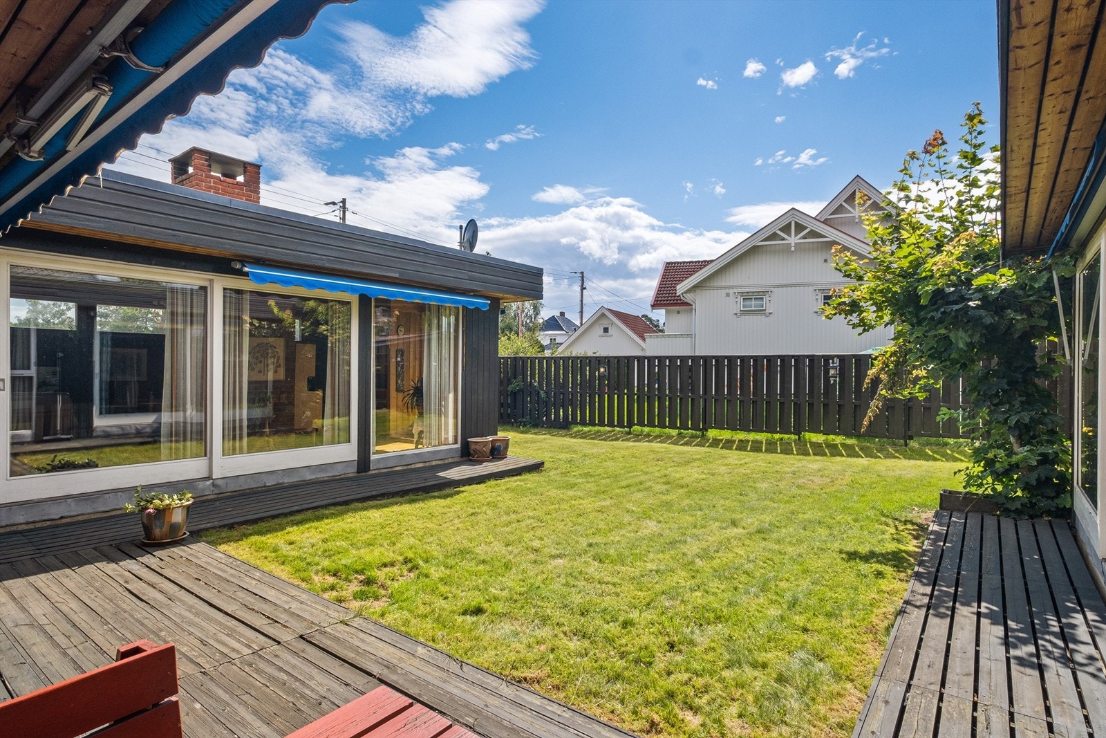 Her kan late dager nytes i skjermede omgivelser. God plass for barna å boltre seg både sommer og vinterstid. Galleribilde