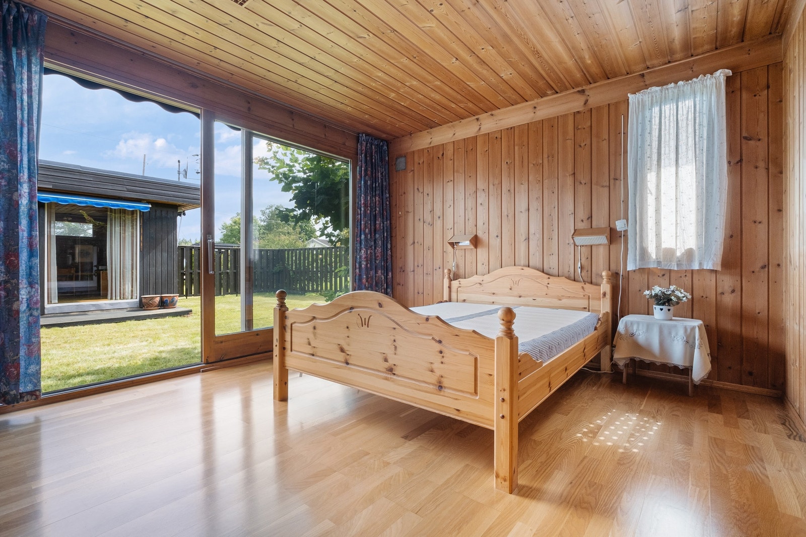 Her er det også vindusflater som går fra gulv til tak, og utgang til hagen gjennom skyvedører. Galleribilde