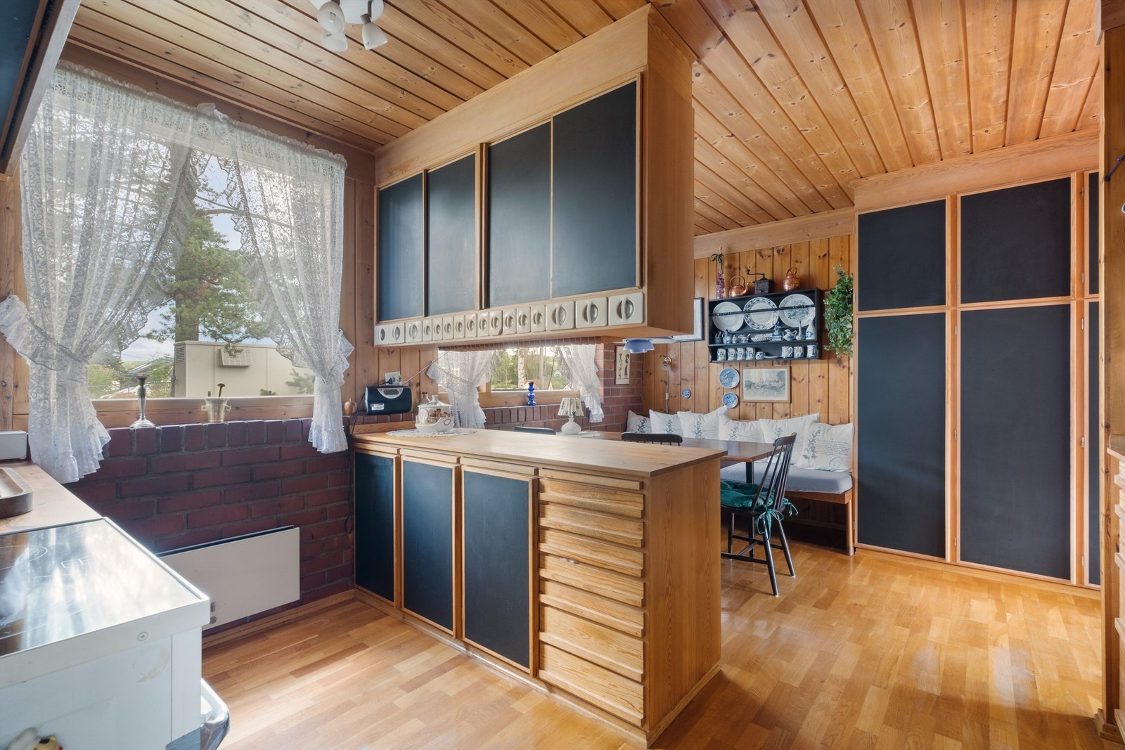 Det er også god plass for oppbevaring i flere skap. Galleribilde