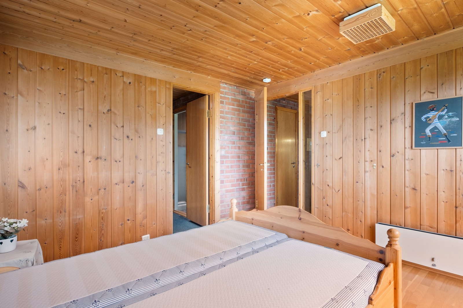 Hovedsoverommet har plass til dobbeltseng med tilhørende møblement, og har adkomst til en garderobe. Galleribilde