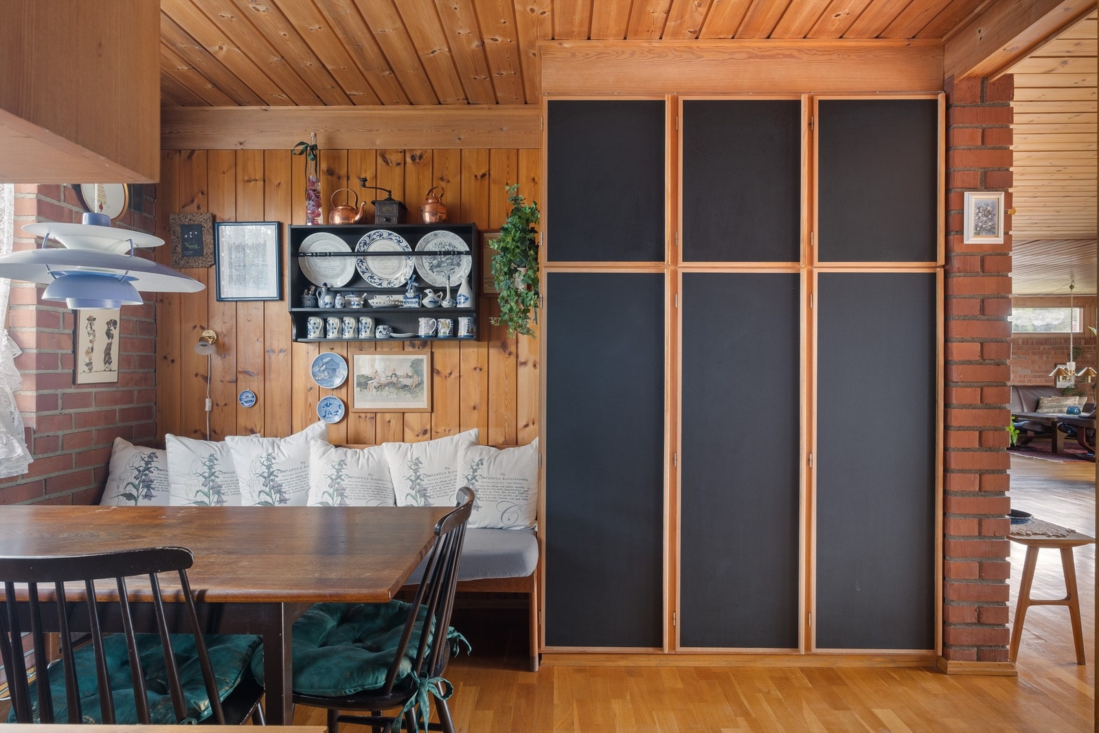 God plass til et spisebord hvor frokosten kan nytes med utsikt gjennom vinduet. Galleribilde