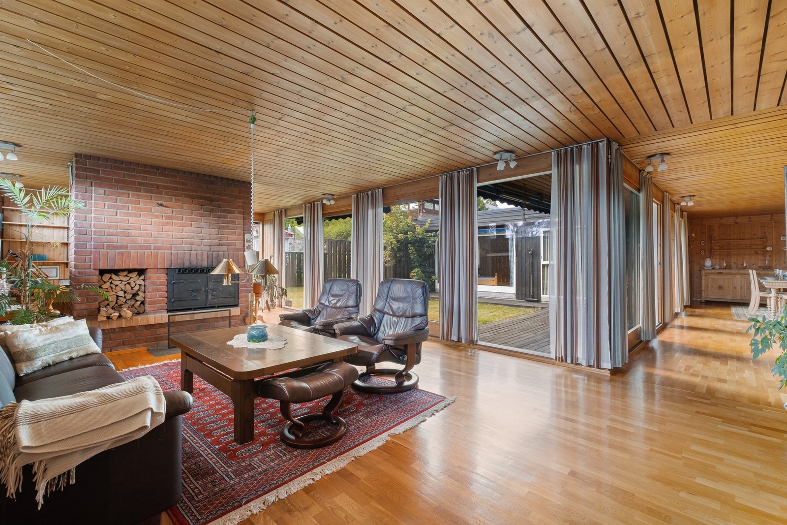 Videre inn finner vi stuen som får et naturlig skille fra måten boligen er bygd. Galleribilde