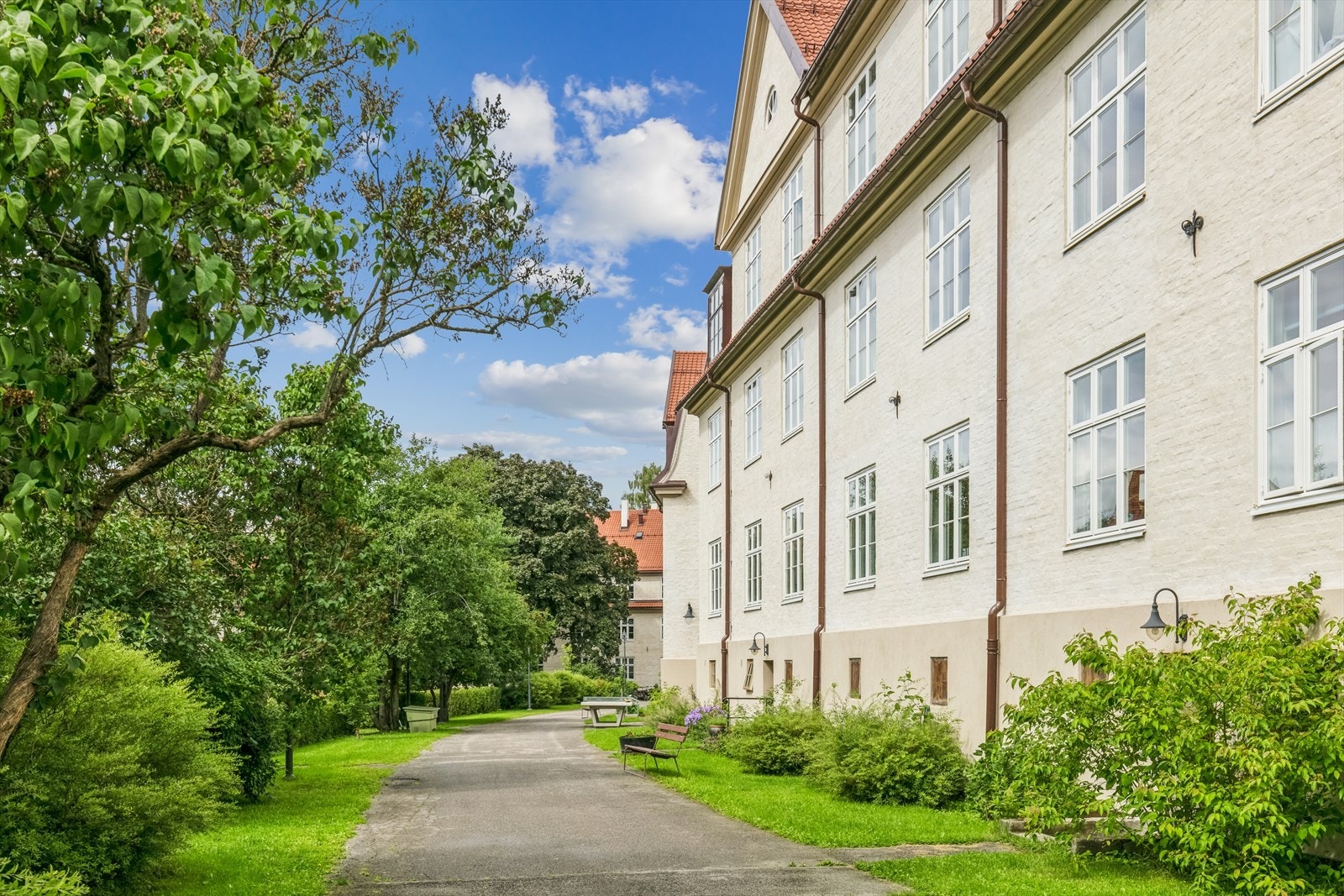 Stor og pent opparbeidet hage/gårdsrom Galleribilde