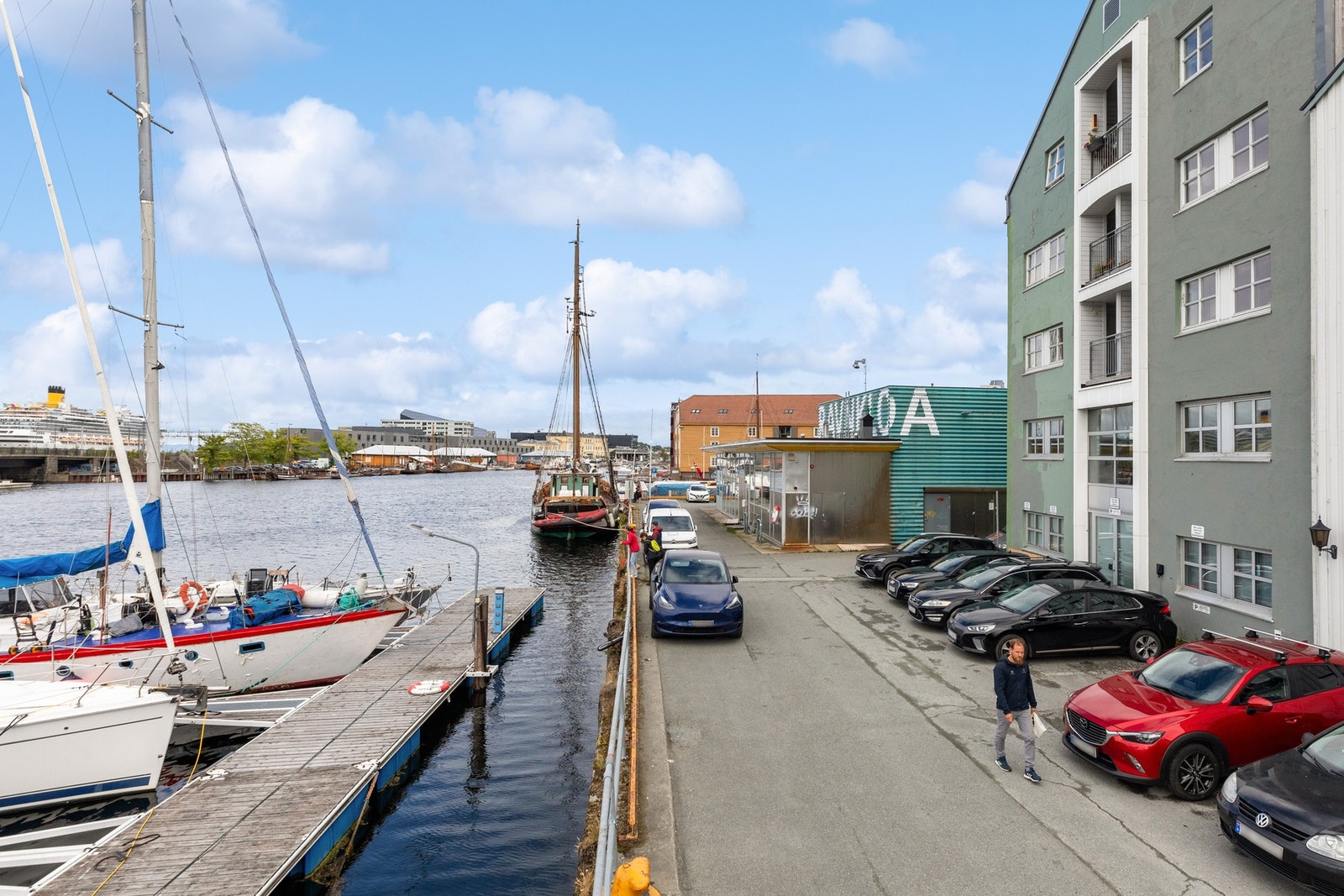 Svært sentral beliggenhet i Ravnkloa kun 2-3 minutters gange fra Trondheim Torg. Galleribilde