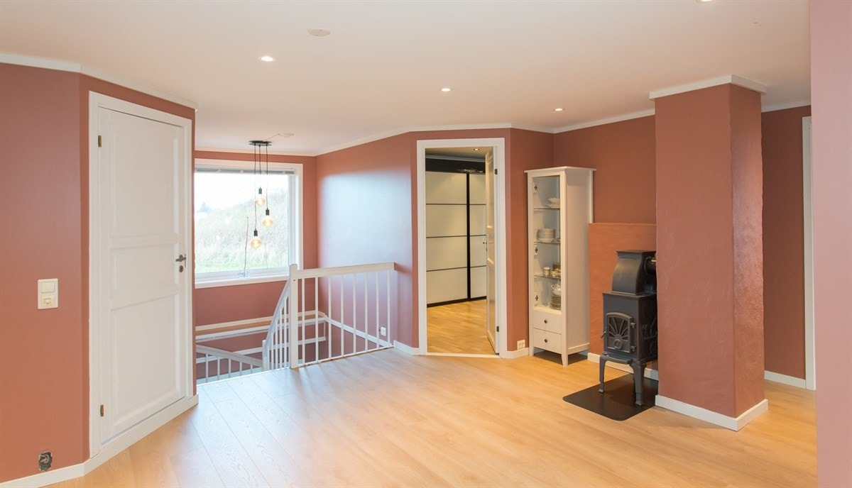 Moderne innredet loftstue med flere bruksmuligheter. Galleribilde