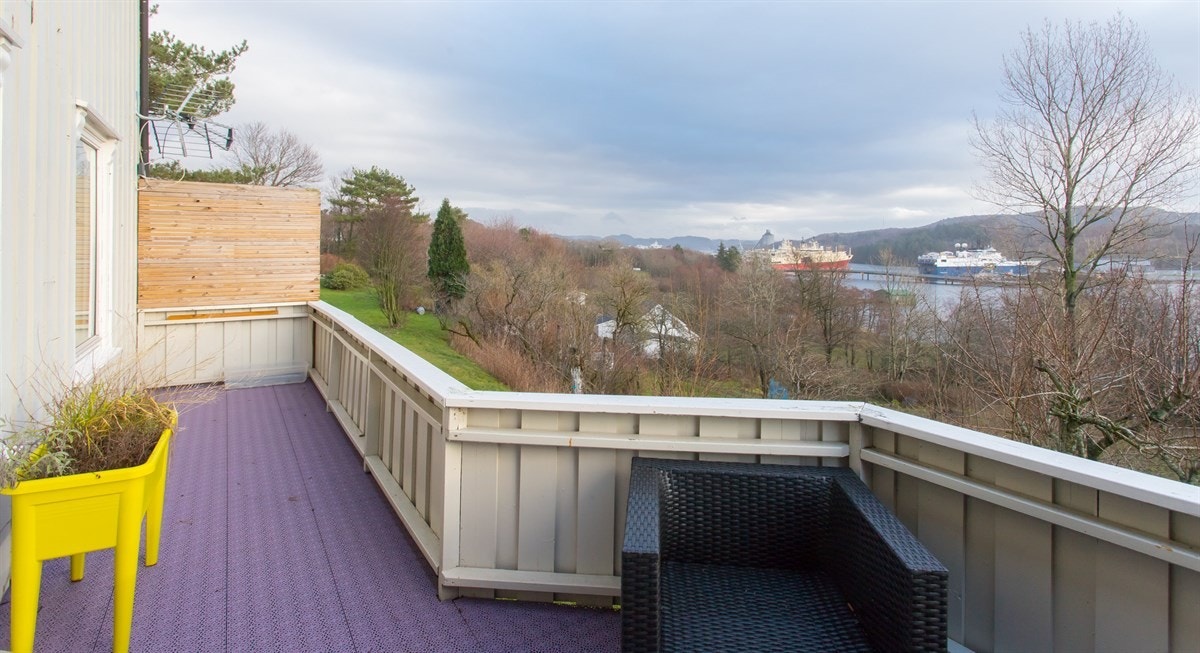 Terrasse med utgang fra stuen. Utsikt mot Lundevågen. Galleribilde