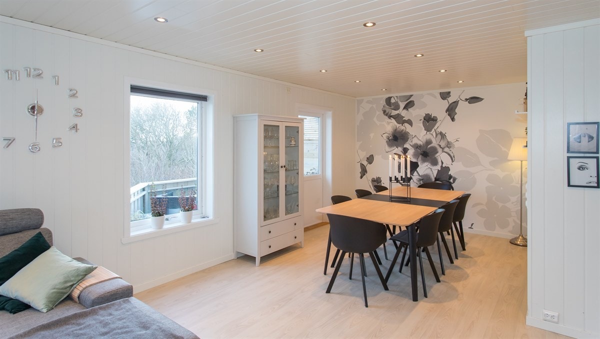 Del av stuen som brukes som spisestue. Utgang til terrassen fra stuen. Galleribilde