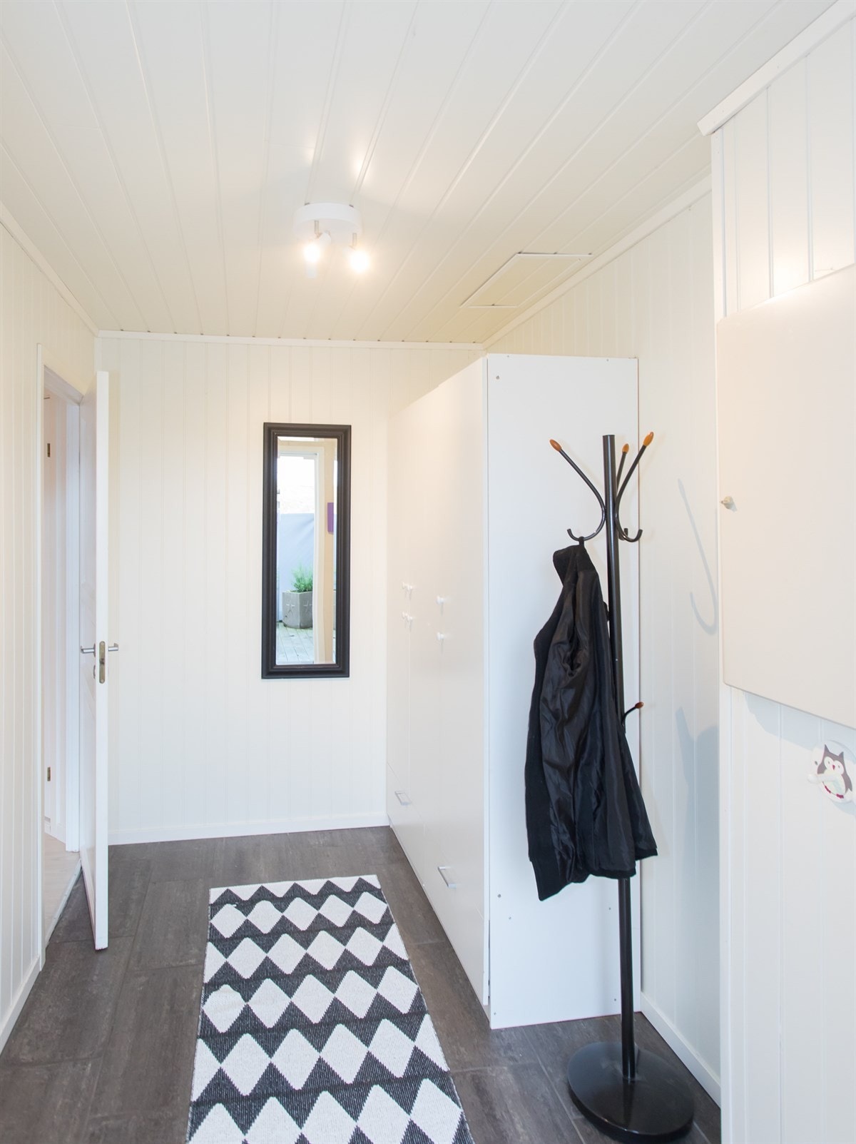 Inngangsdøren fører inn i denne gagen med god plass til å henge fra seg. Galleribilde