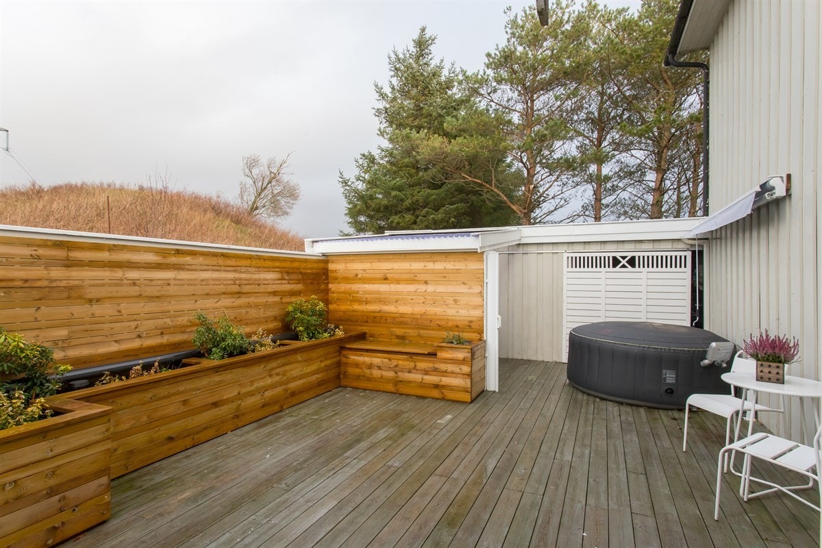 Pent usjenert uteområde med bed i kasser. Galleribilde