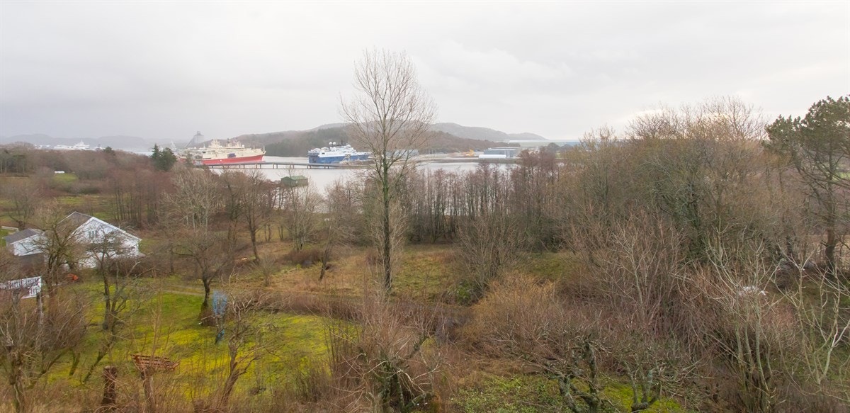 Utsikt mot Lundevågen fra terrassen ved stuen. Galleribilde